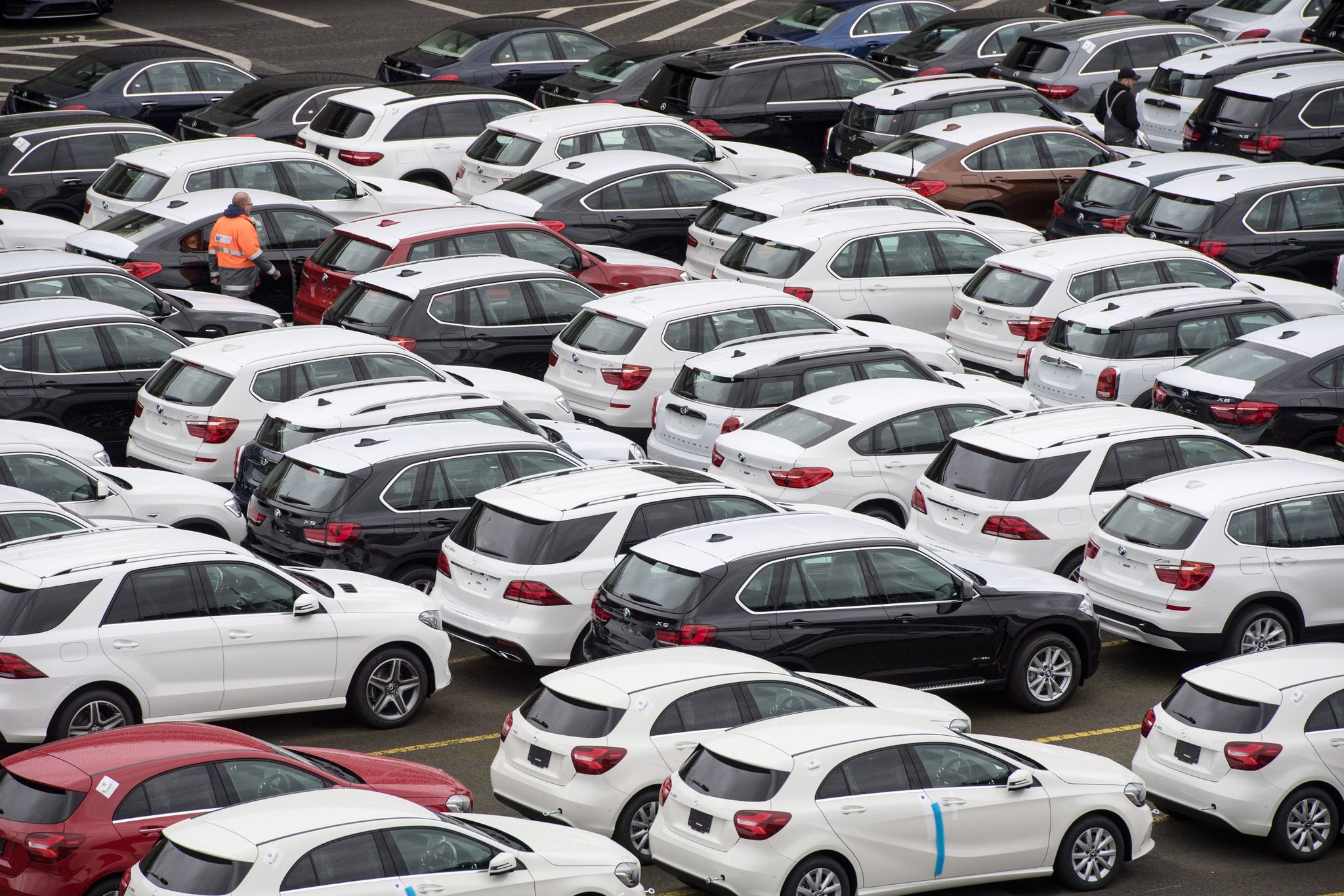 Zahl der Auto-Neuzulassungen wächst erstmals seit Juni