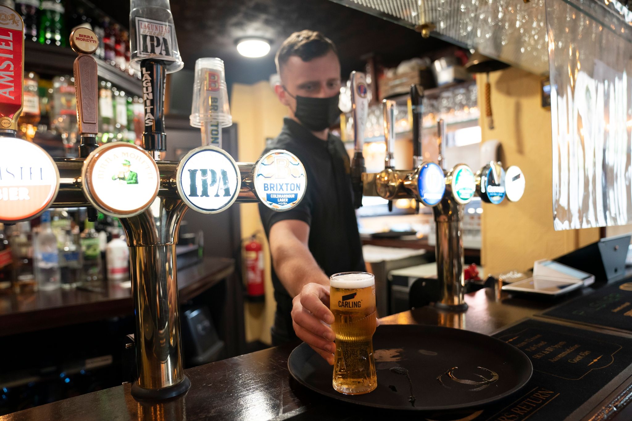 Britische Pubs verkaufen weniger Bier als vor Corona