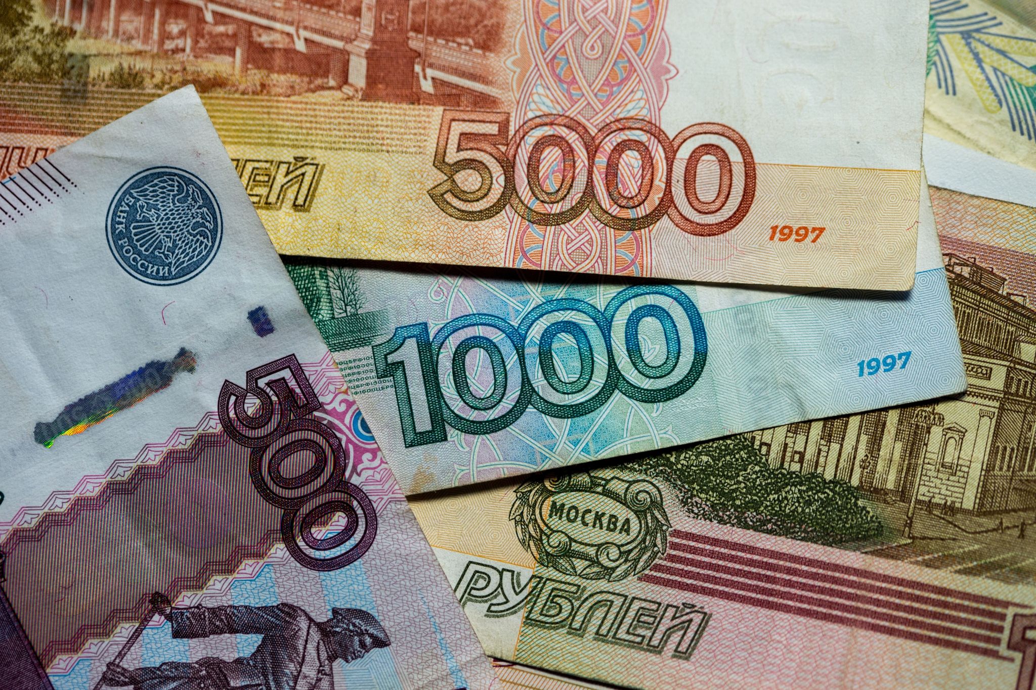 Rubel auf Rekordtief: Russische Notenbank greift ein