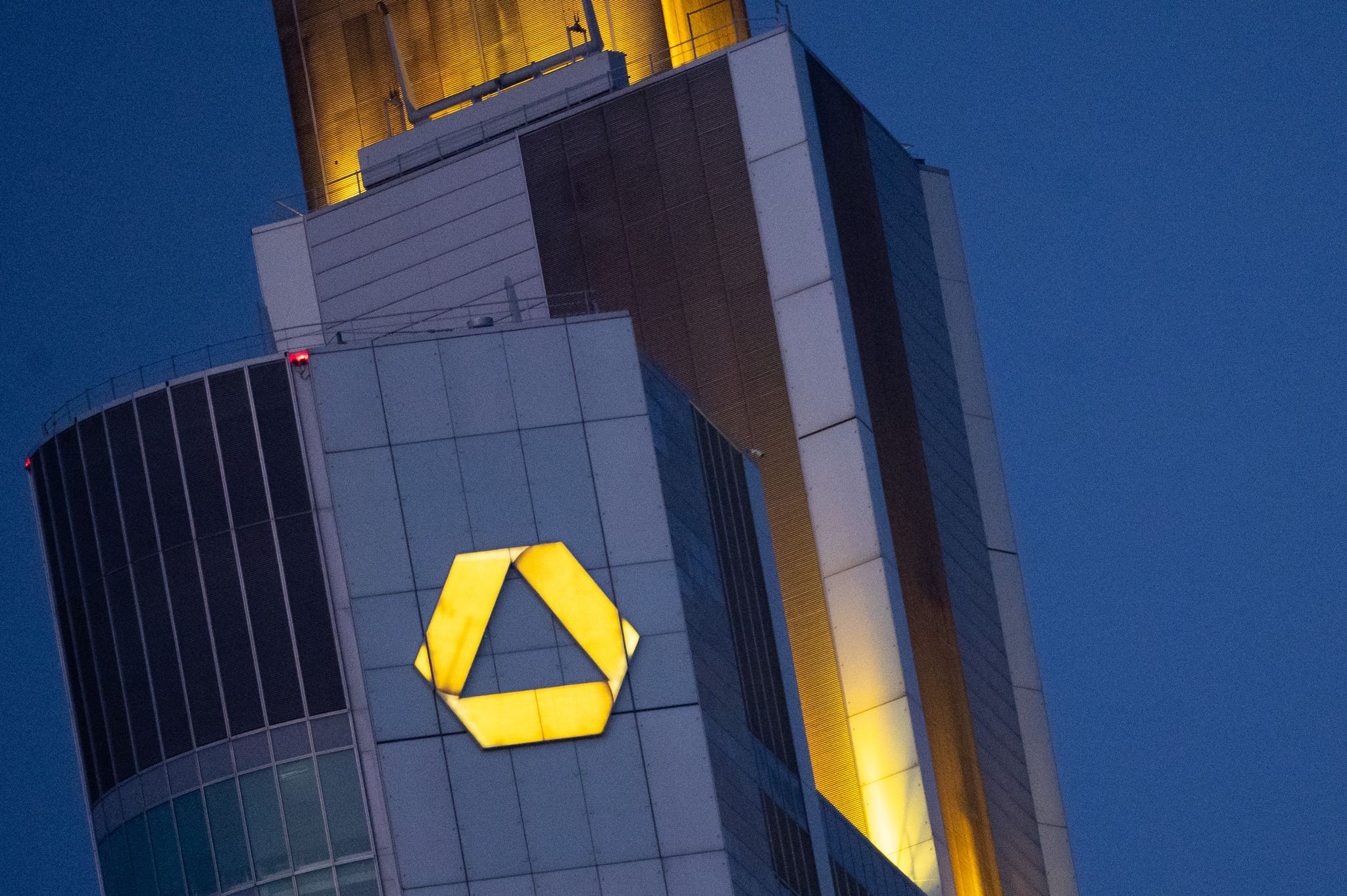 Commerzbank setzt sich höhere Ziele für 2024