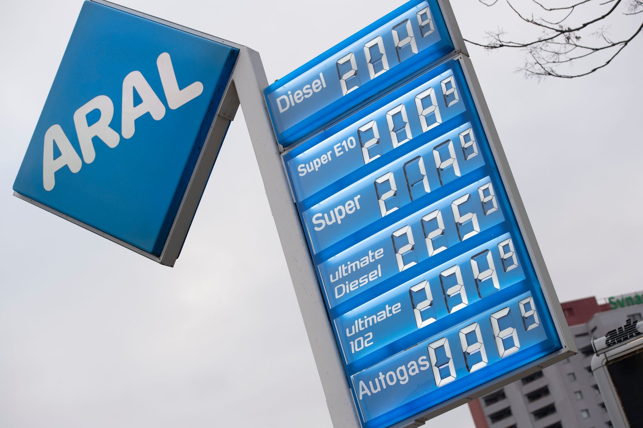 Zwei Euro für den Liter Sprit: Linke fordert Entlastung