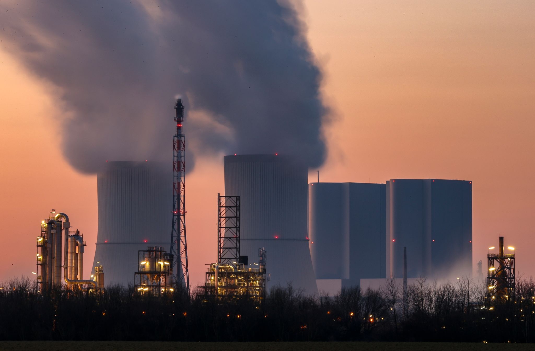 Finanzkonzerne investieren Milliarden in fossile Energie