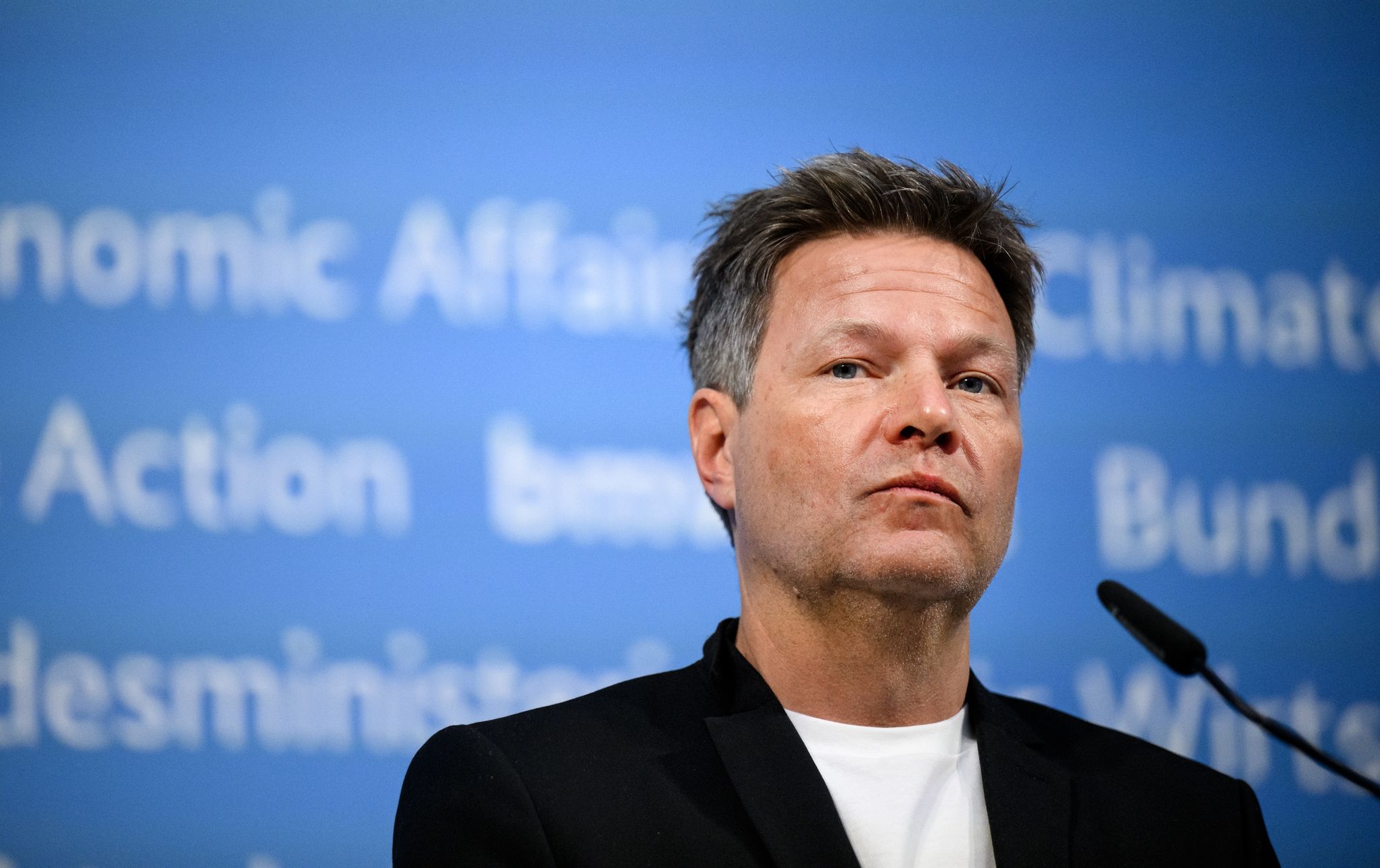 Explosion bei Spritpreisen: Habeck will Kartellamt stärken