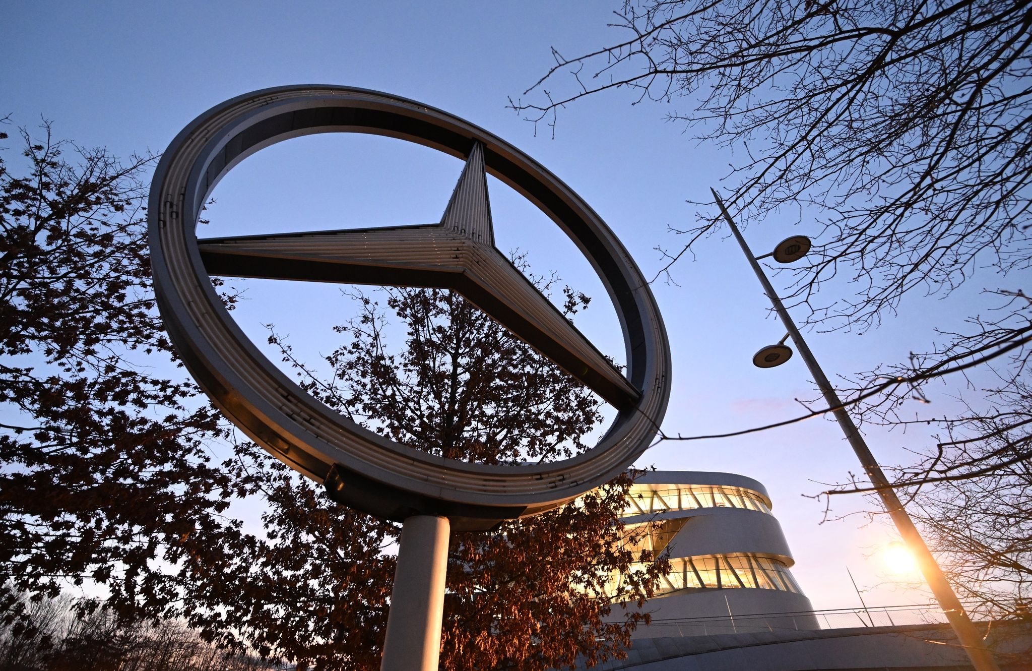 BMW und Mercedes verkaufen weniger Autos