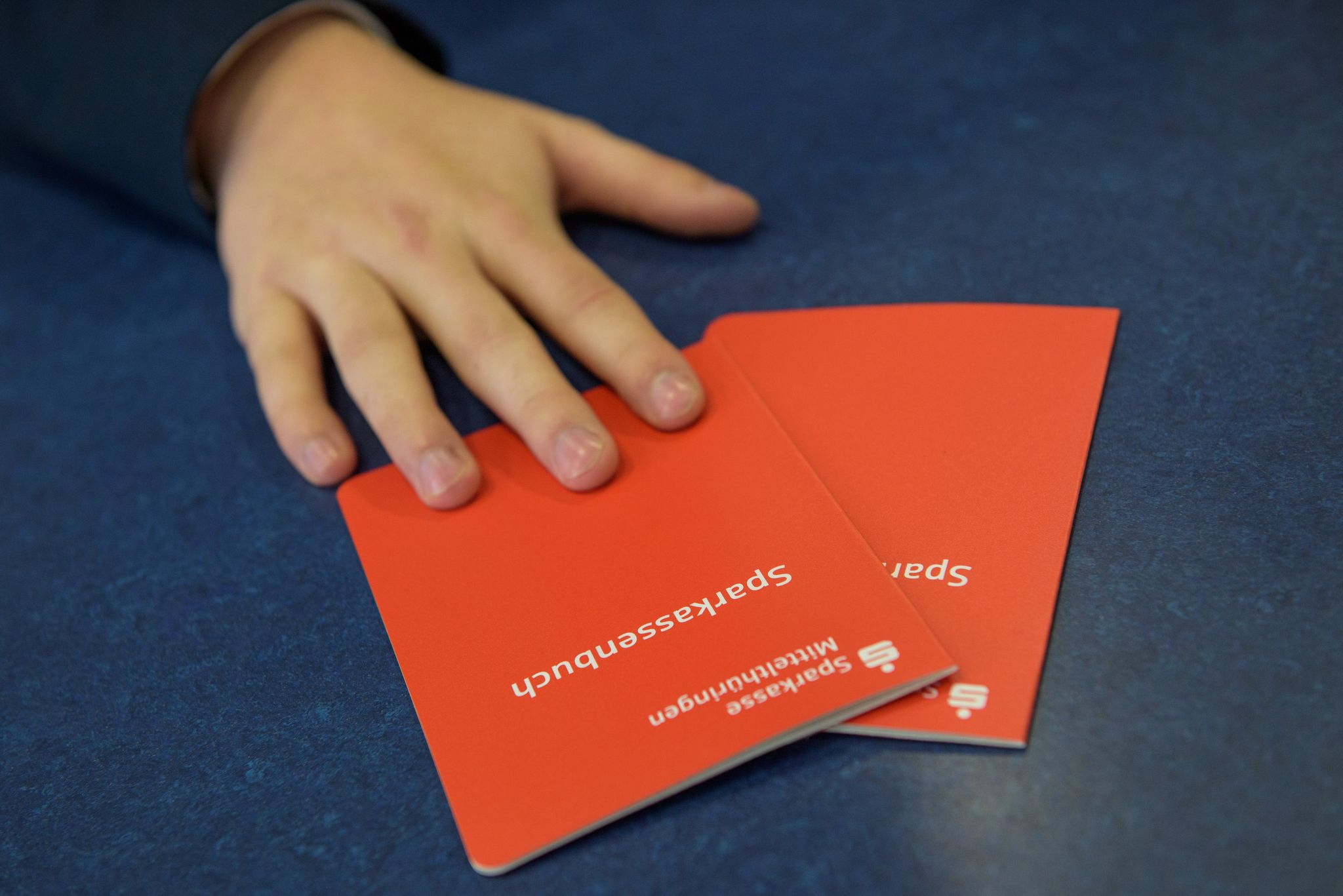 Trotz Inflation und Zinsflaute: Sparer bleiben Sparbuch treu