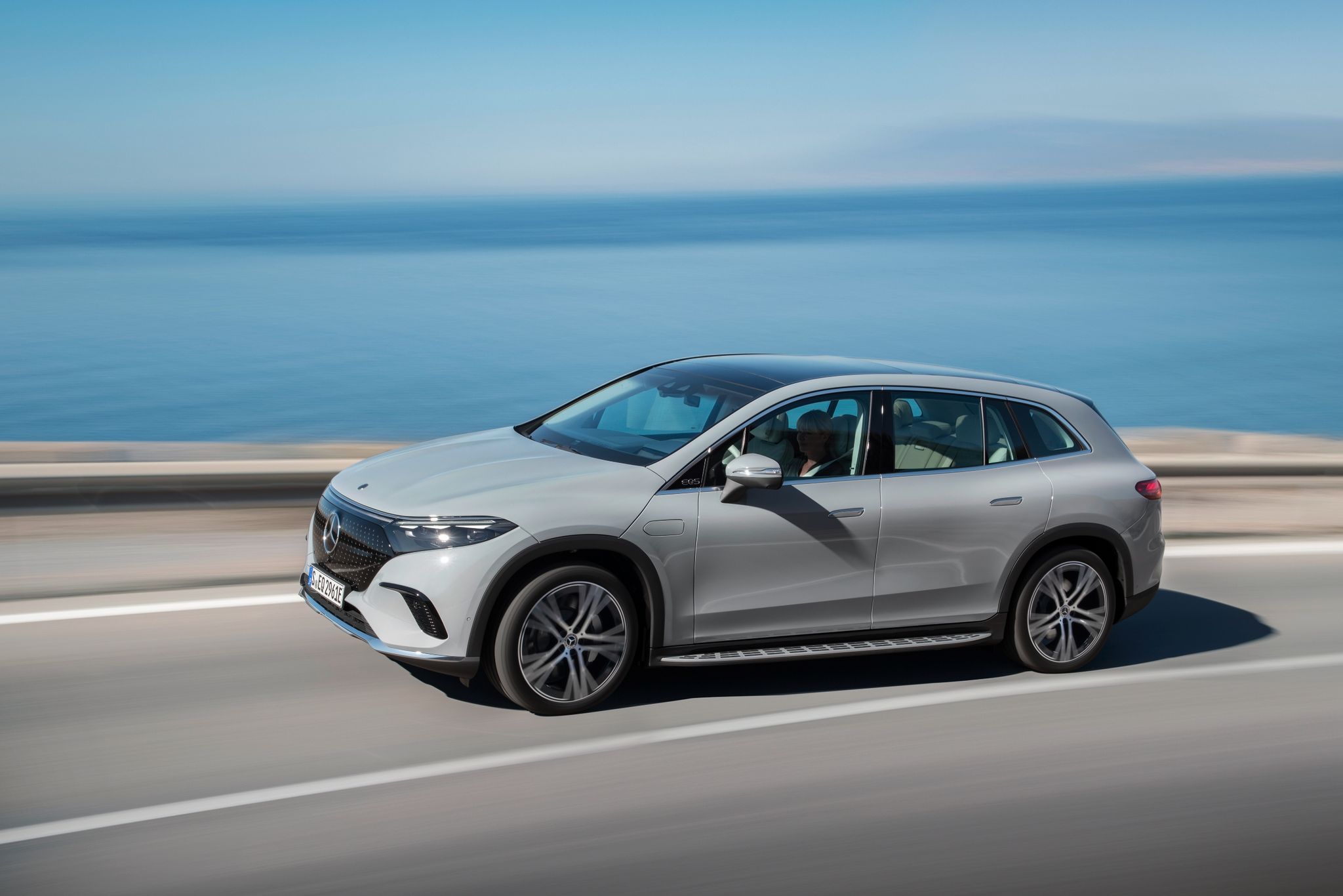 Mercedes-Benz präsentiert vollelektrischen Oberklasse-SUV