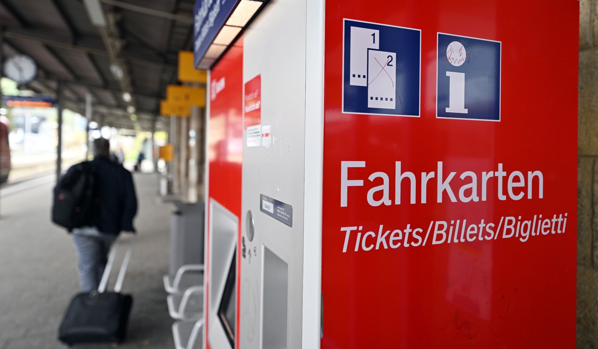 Bahn kündigt Verkaufsstart für 9-Euro-Ticket an