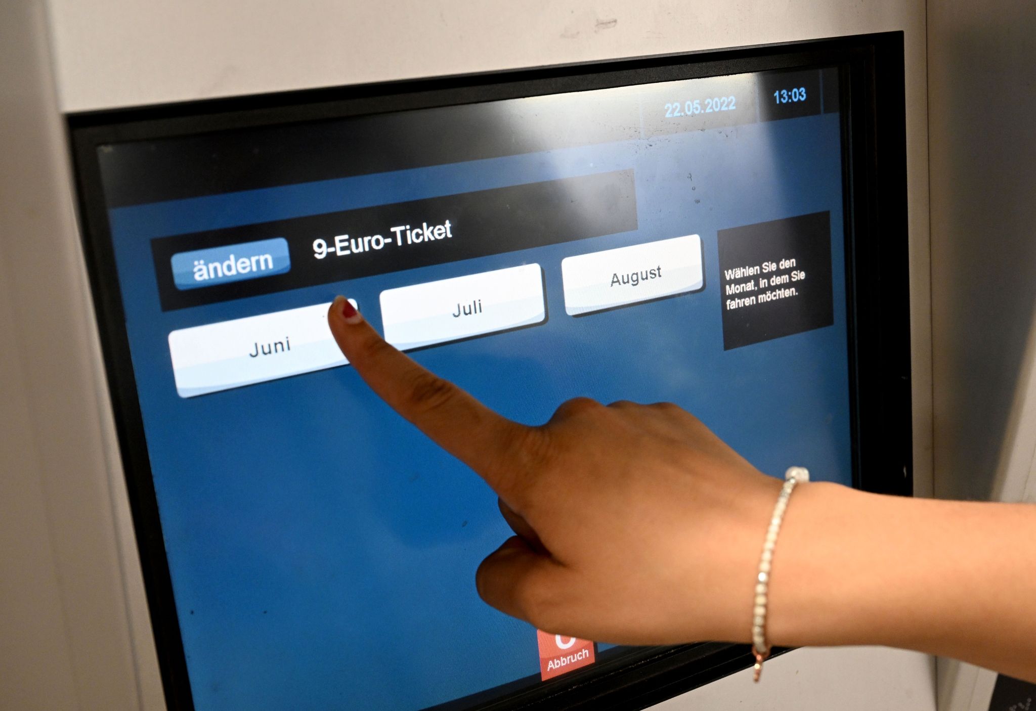 Verkauf des 9-Euro-Tickets gestartet: Hohe Nachfrage