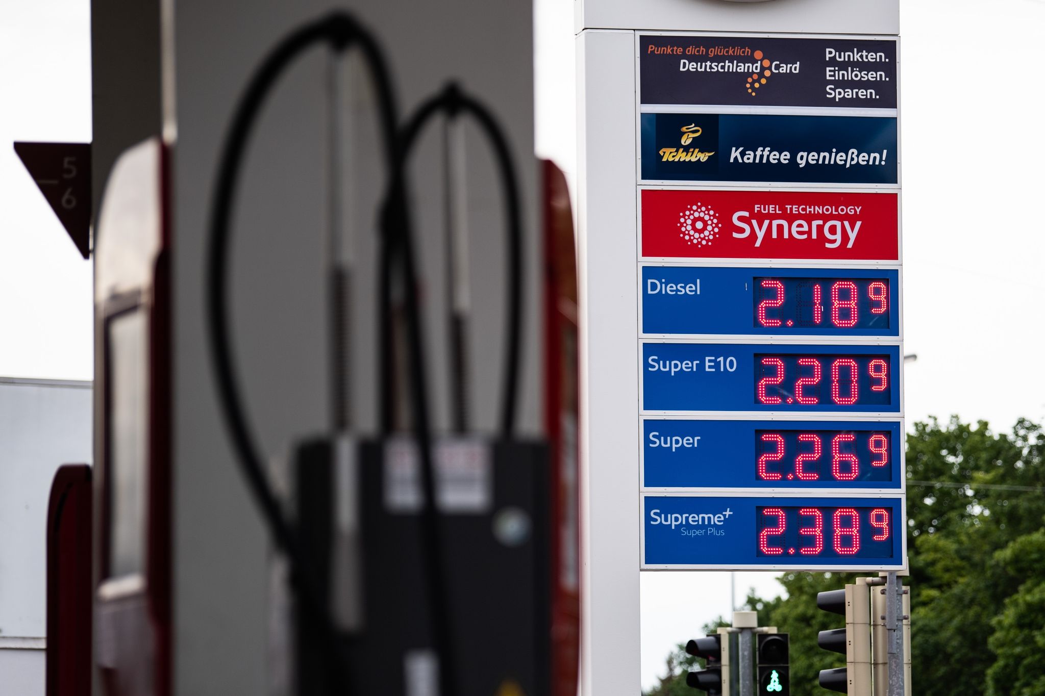 Spritsteuer sinkt: Was morgen an der Tankstelle passiert
