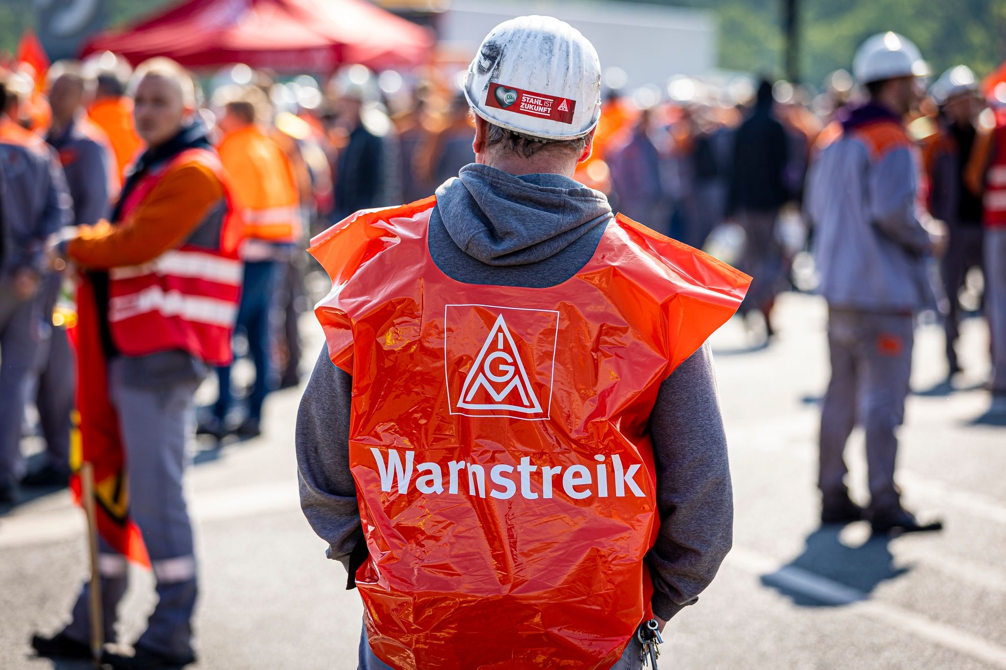 Stahlindustrie – Erste Warnstreiks im Tarifkonflikt