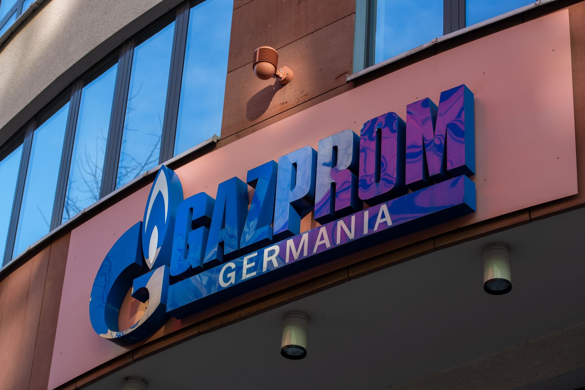 Bund stützt Schlüsselunternehmen, Gazprom drosselt Lieferung