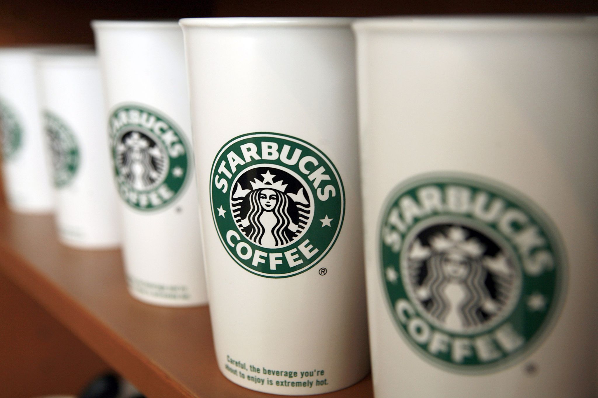 Starbucks: Größerer Becher – gleich viel Inhalt? Quatsch!