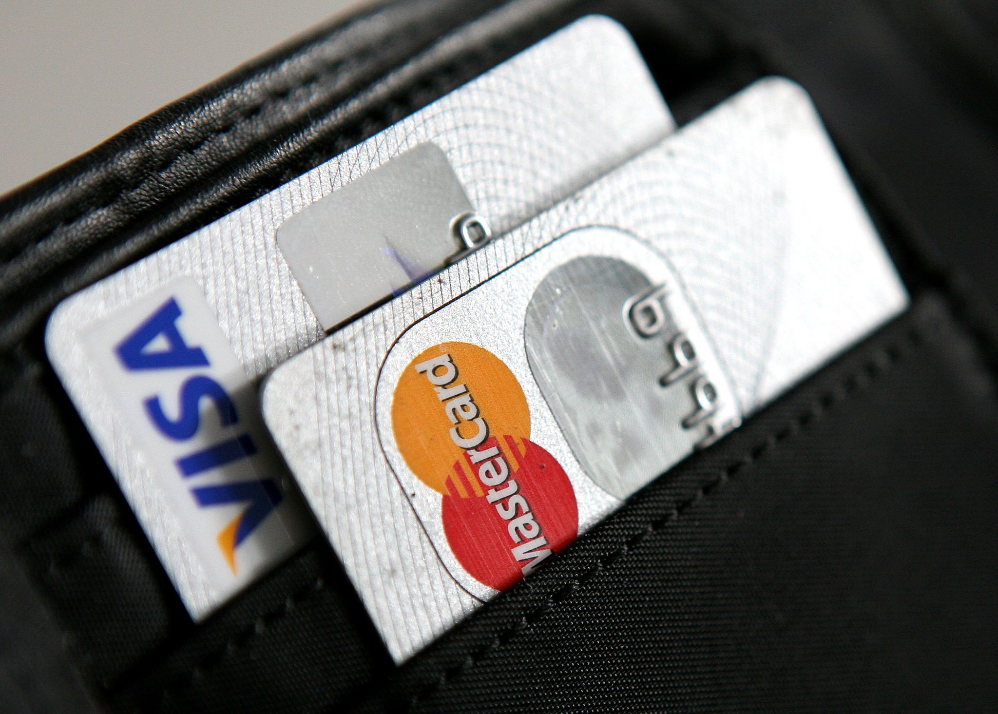 Aufsicht untersucht Gebühren von Visa und Mastercard