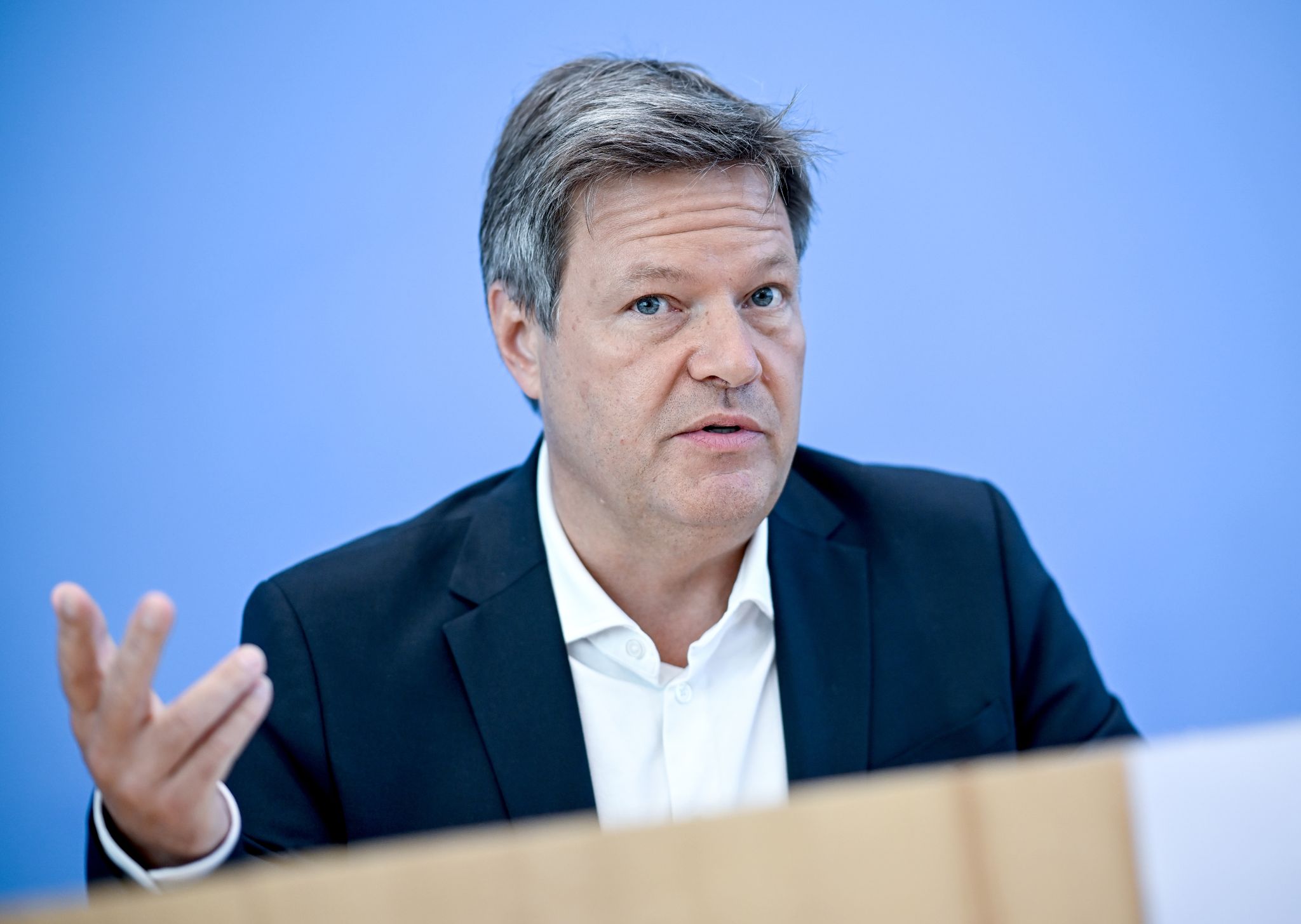 Energiesparen: Habeck duscht seit Kriegsausbruch kürzer