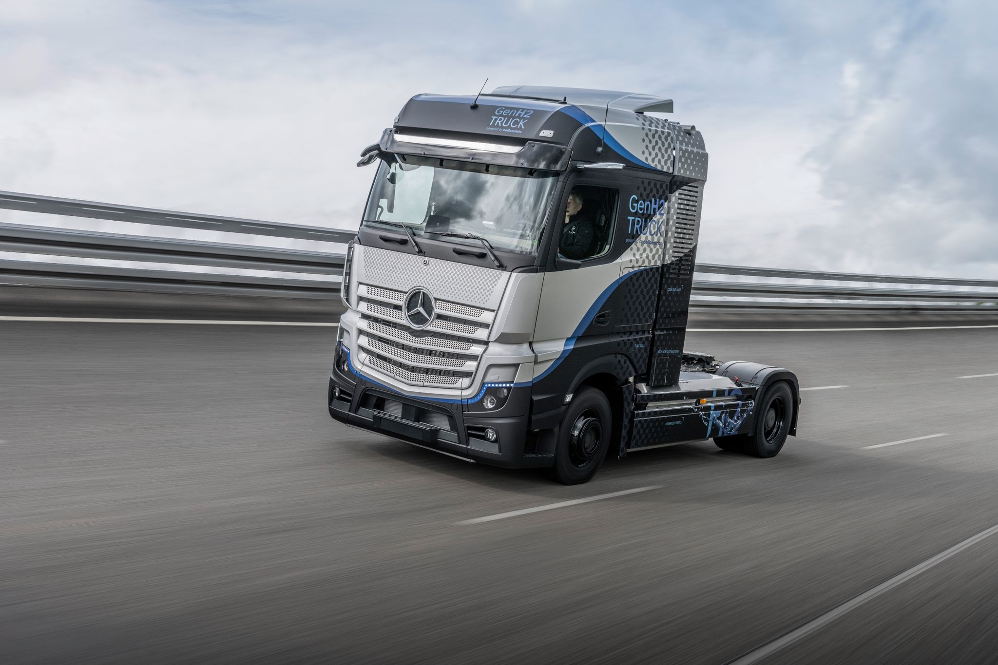 Daimler Truck gibt Einblick in Wasserstoff-Probefahrzeuge