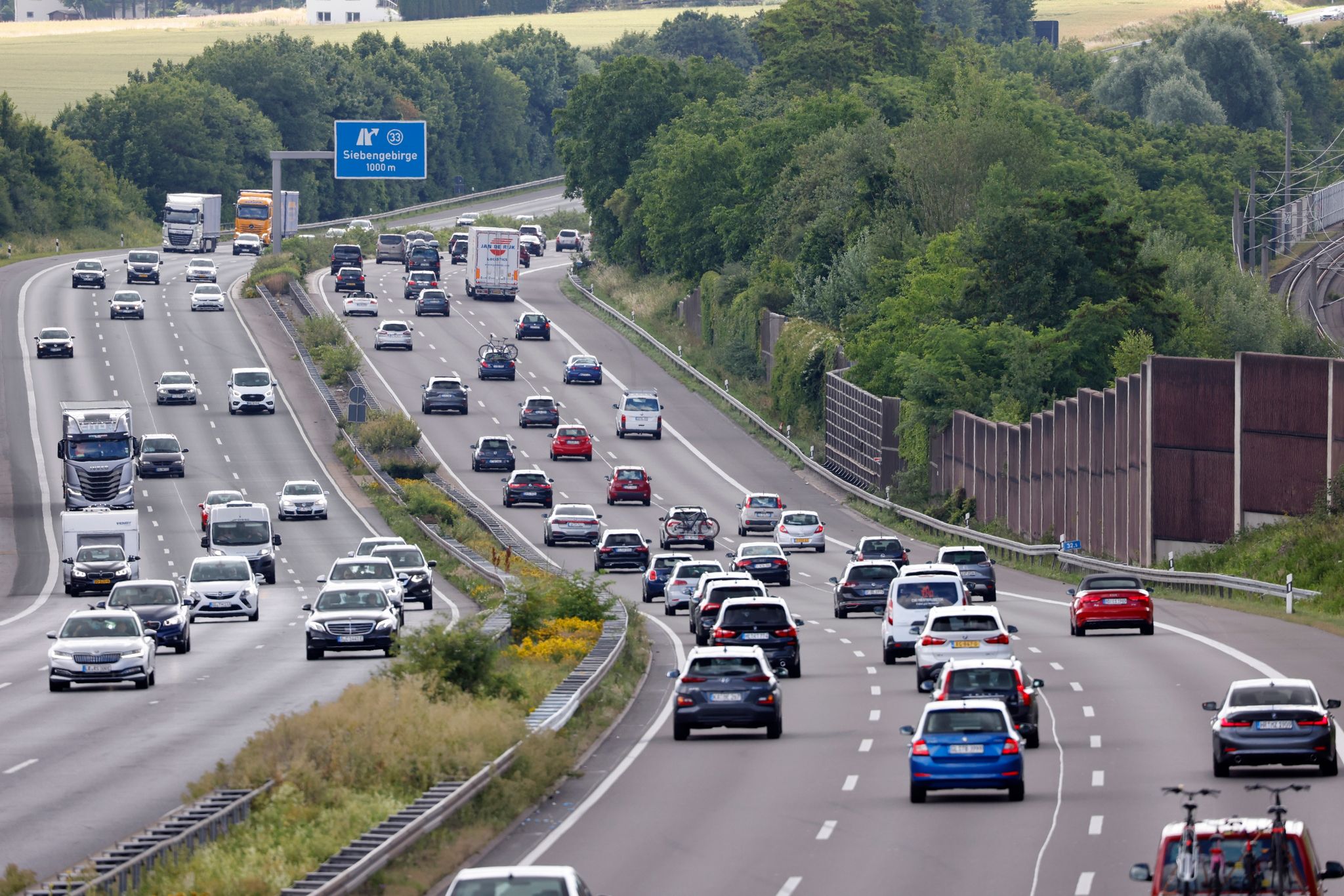 Conti-Umfrage: Autonutzung bleibt hoch – Sorgen um Kosten