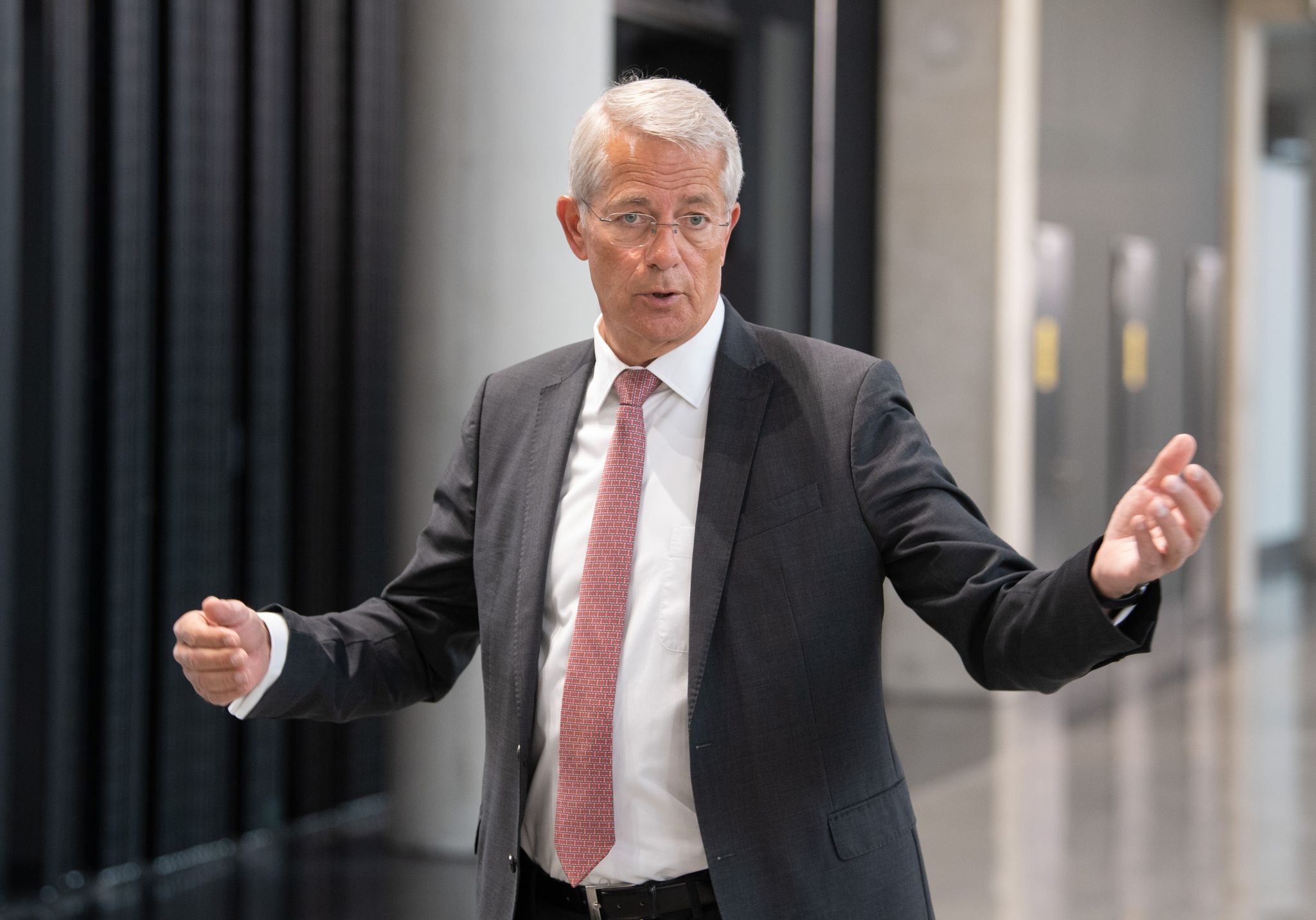 Flughafen-Chef: Abfertigungsprobleme noch über Monate