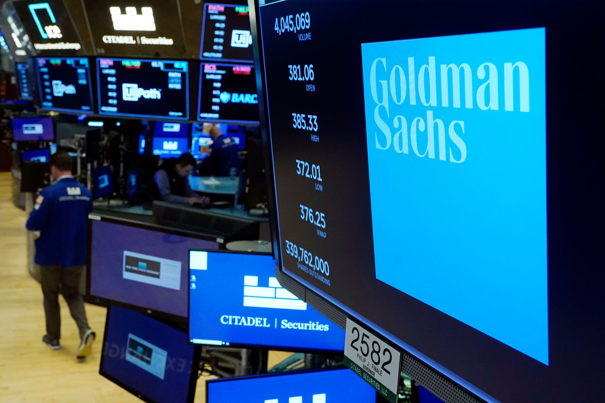 Gewinn von Goldman Sachs sinkt um fast die Hälfte