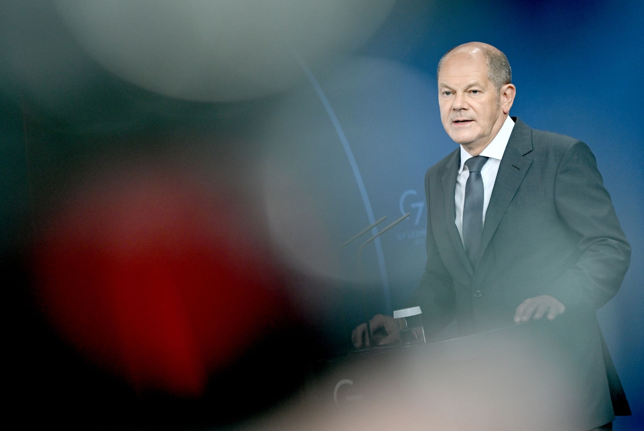 Scholz besichtigt Gas-Turbine: «Bluff auffliegen lassen»