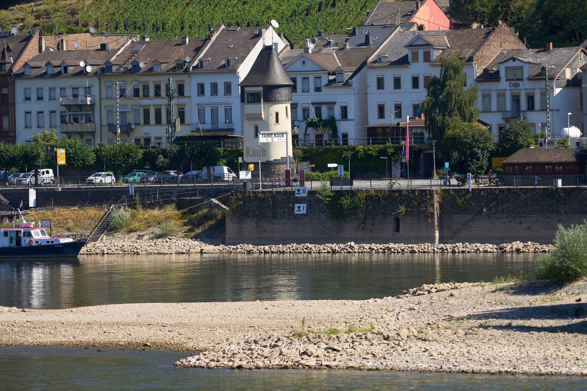 Niedrigwasser bringt Binnenschiffer in die Bredouille