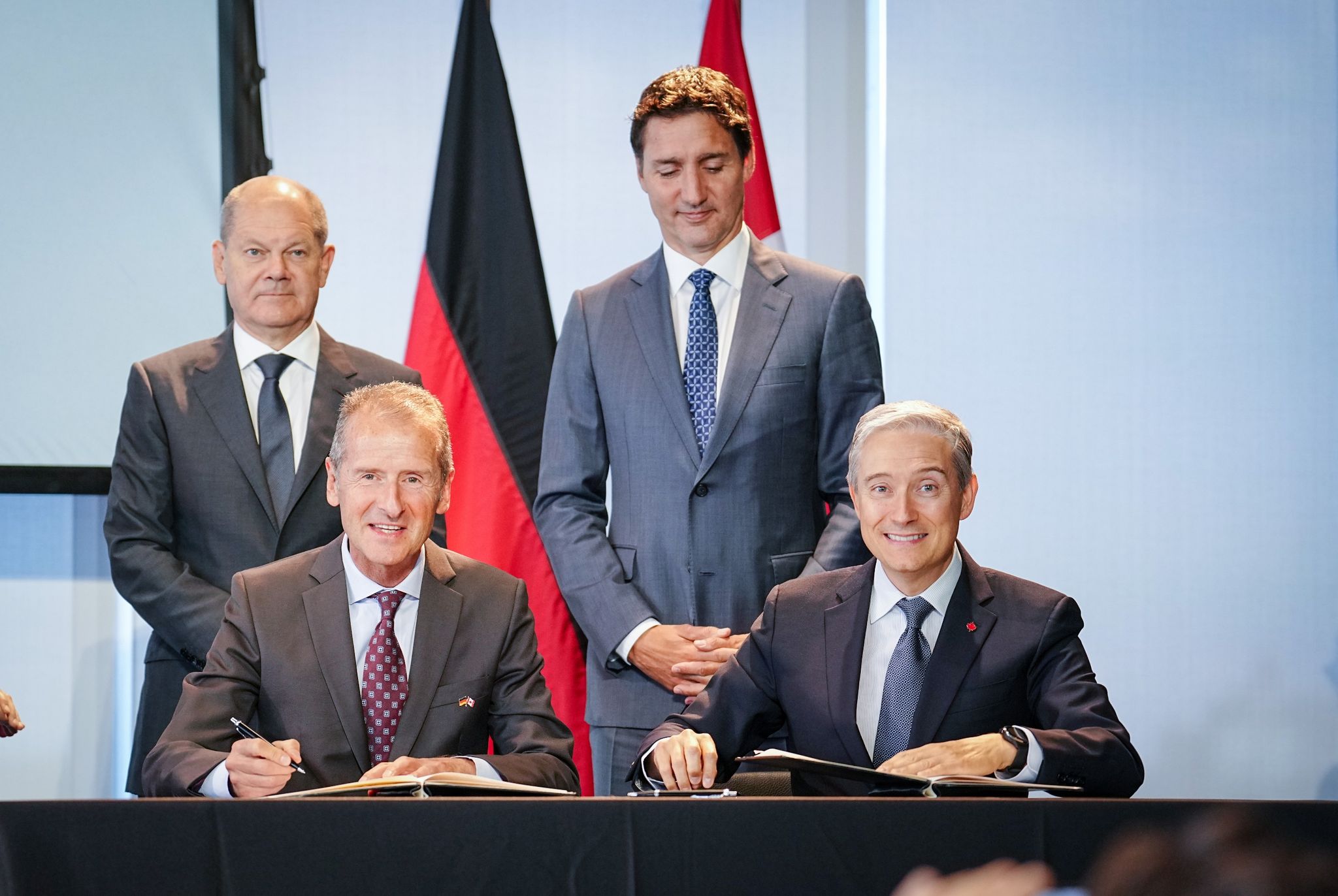 VW und Mercedes-Benz forcieren Zusammenarbeit mit Kanada