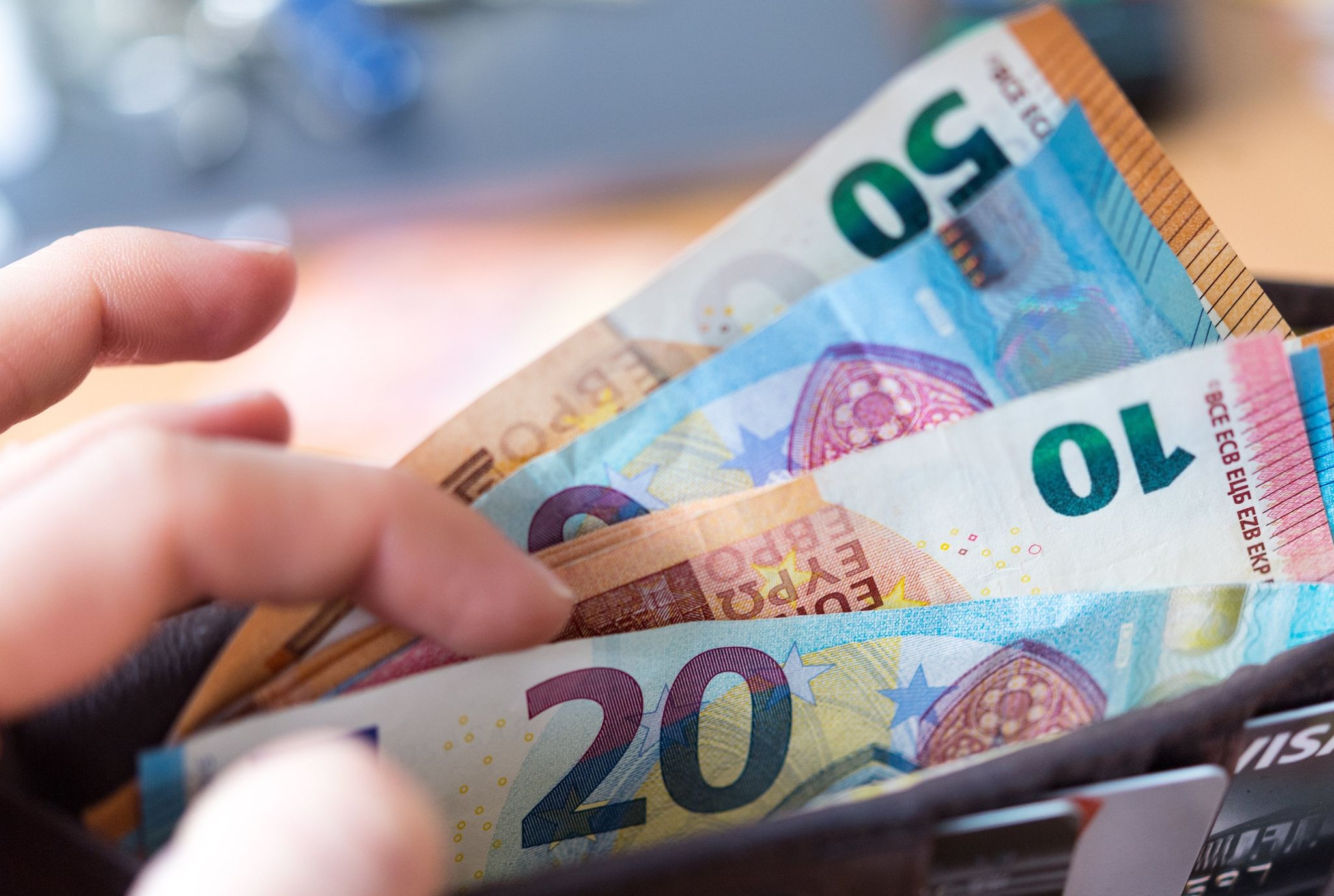Gehälter in Ostdeutschland weiterhin niedriger als im Westen