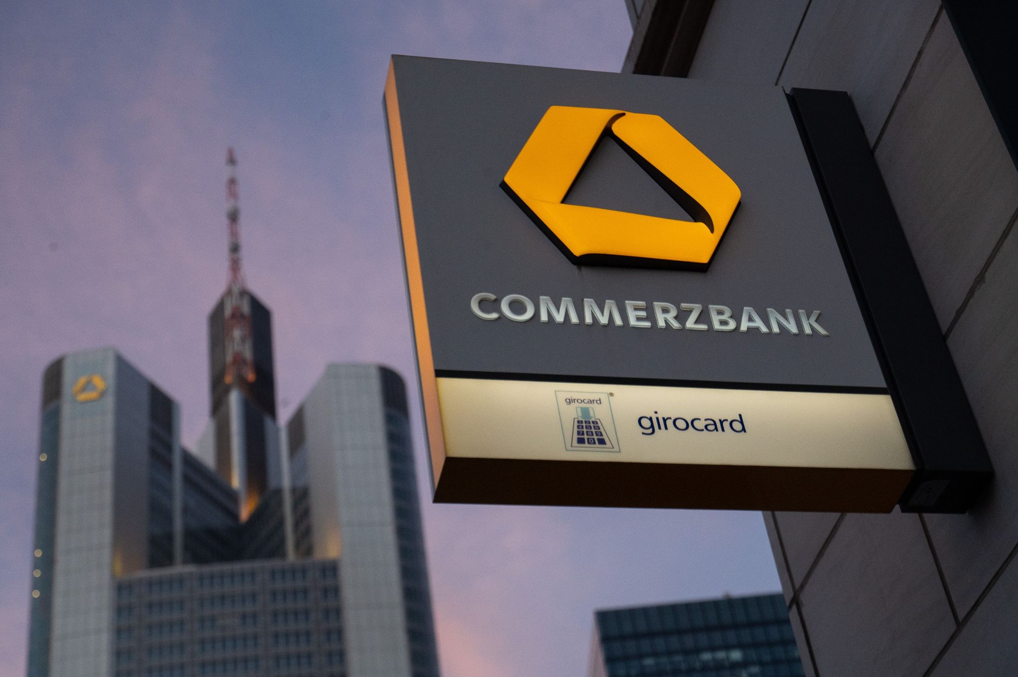 Commerzbank hält Kurs auf Milliardengewinn