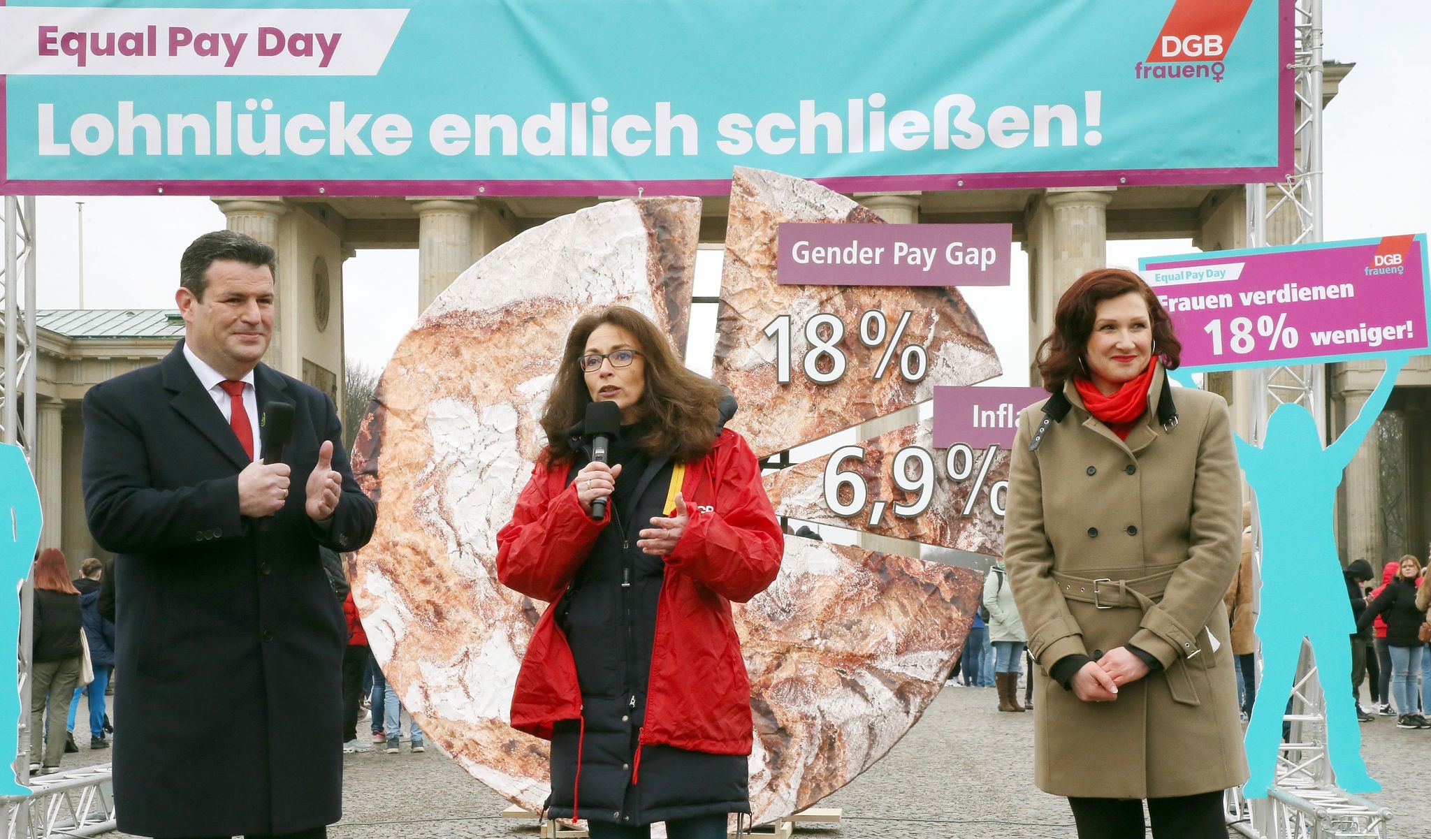 Laute Rufe nach mehr Lohn für Frauen