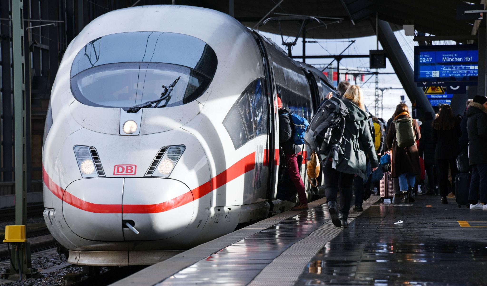 Preisvergleich: Klimafreundliche Bahn oft teurer als Flug