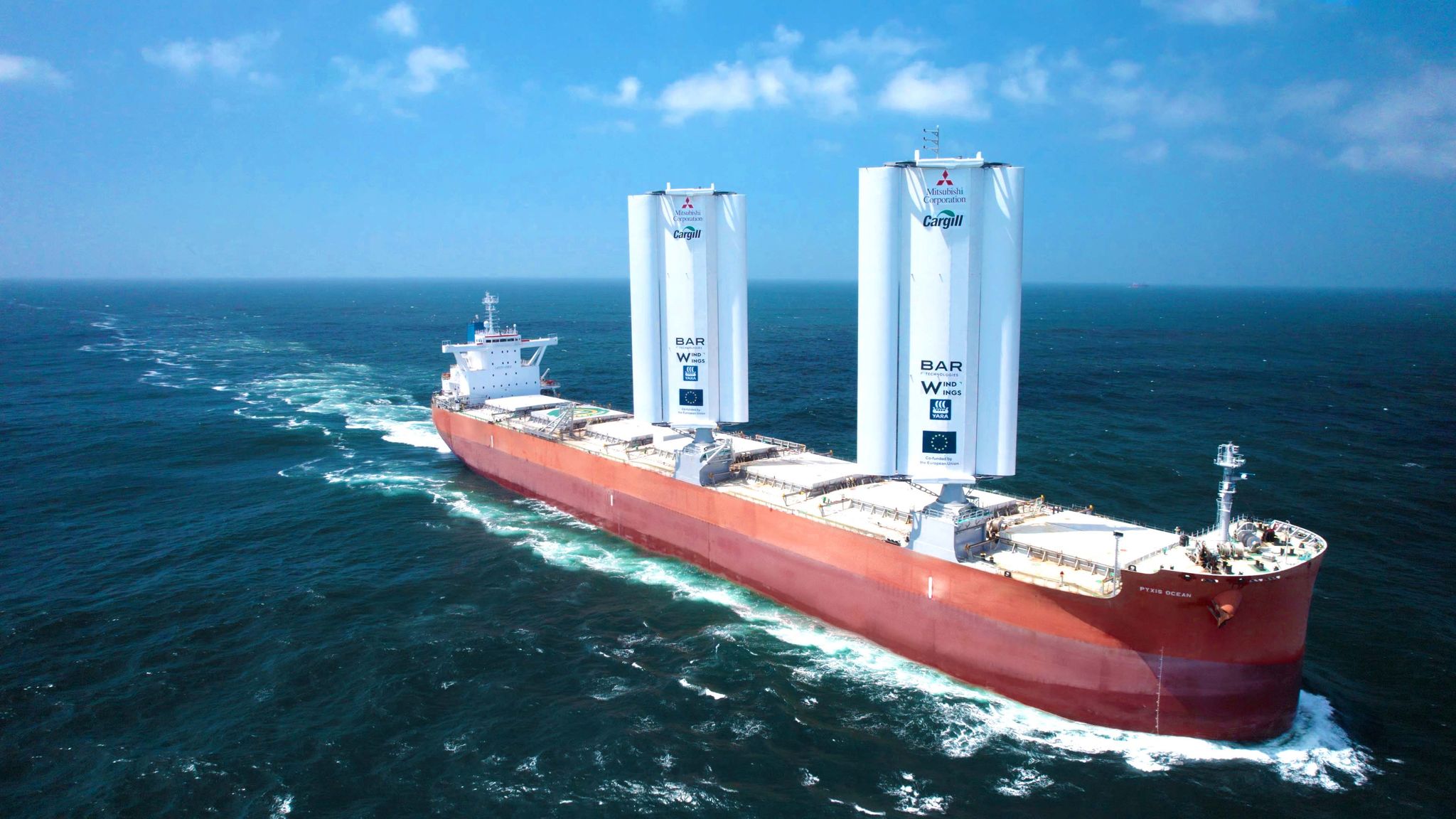 Frachtschiff sticht mit Segeln in See