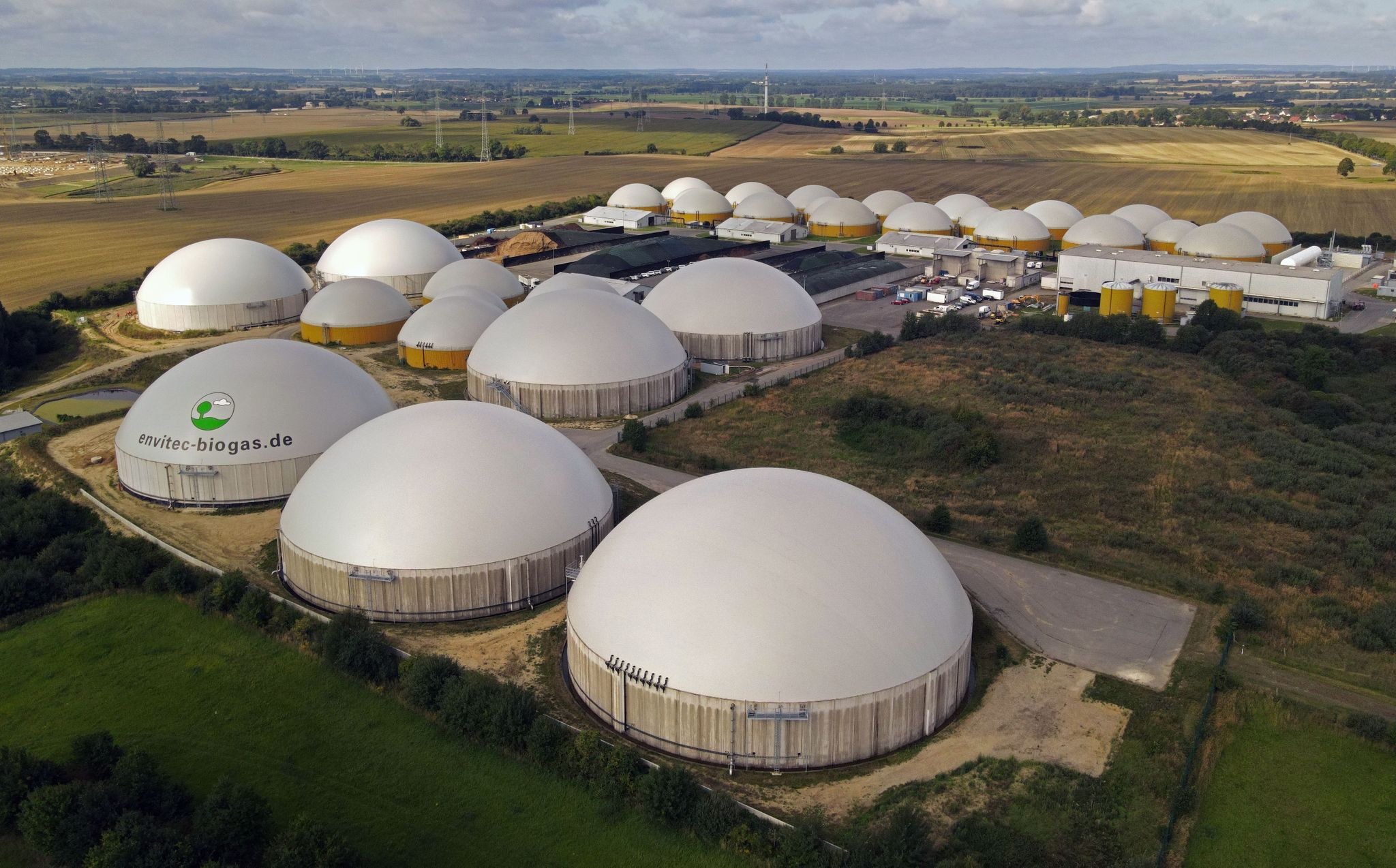 Mit Hühnerkot klimaneutral – Kraftstoff aus Bio-LNG-Anlage