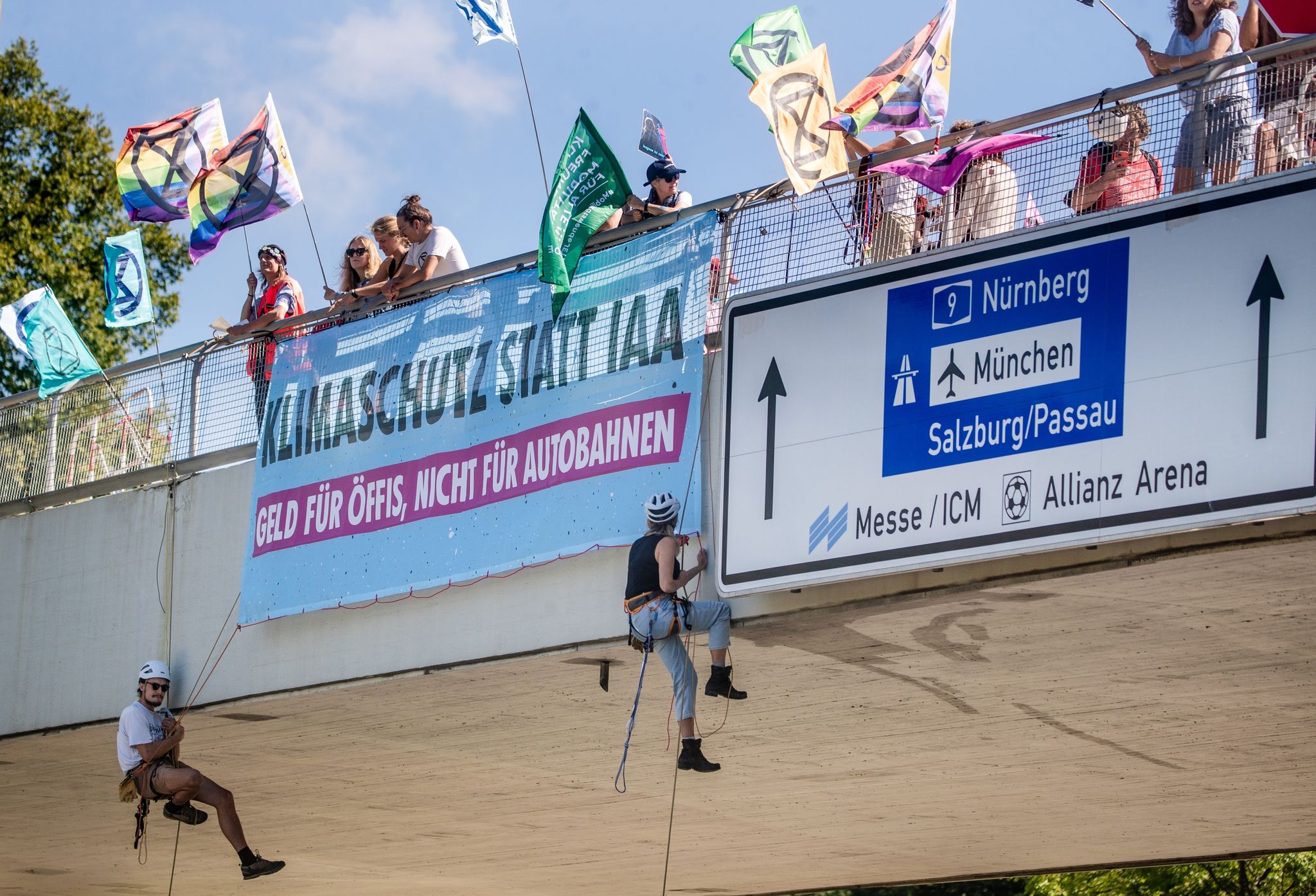 IAA-Gegner sorgen mit Abseilaktion für Stau in München