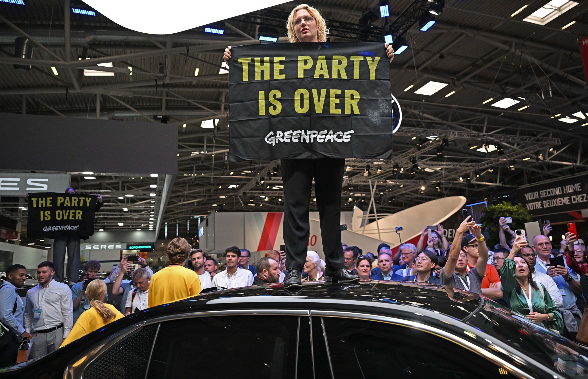 Greenpeace-Aktivisten stören Kanzlerrundgang auf der IAA