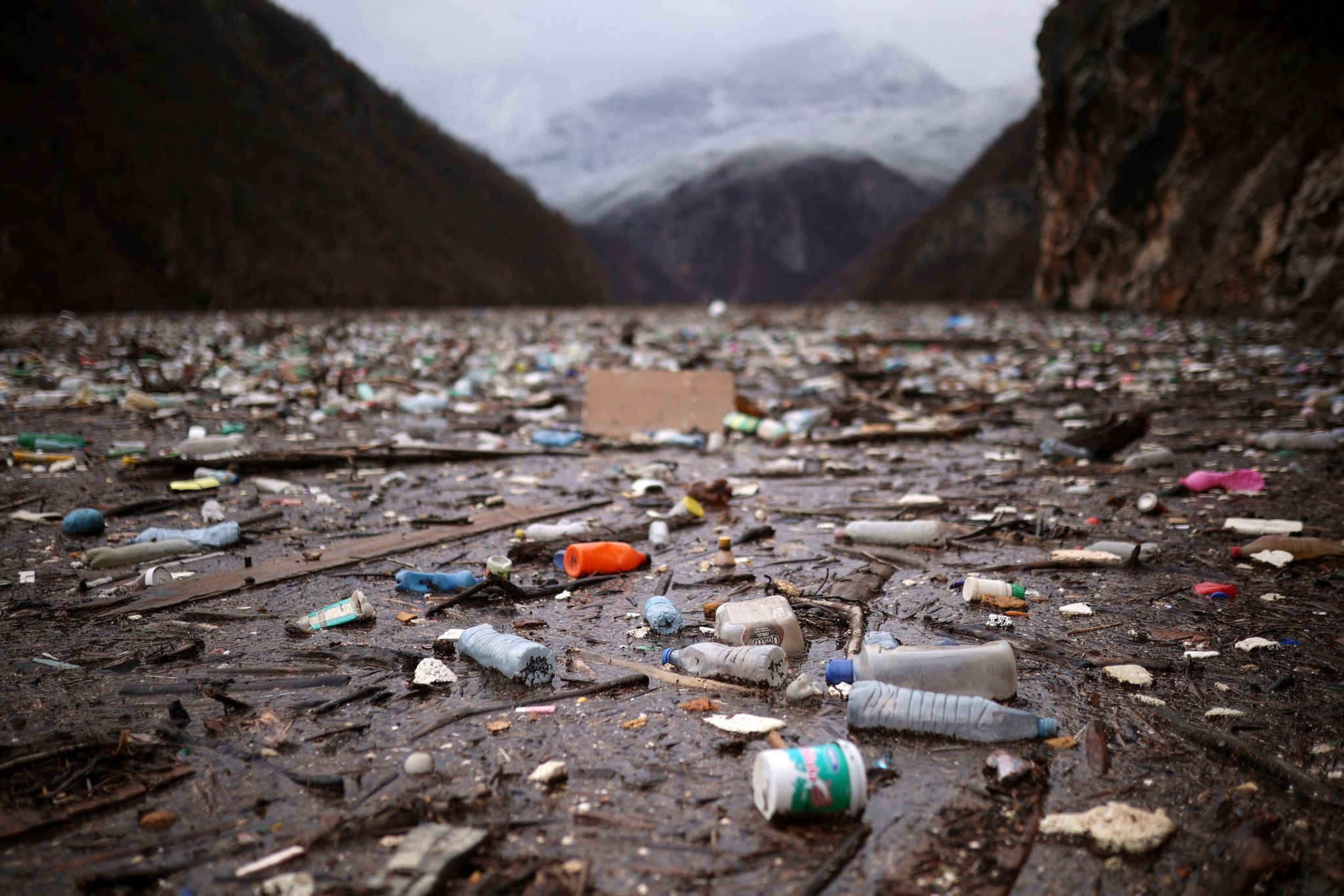 Von Sportplatz bis Kosmetik: Mikroplastik künftig verboten