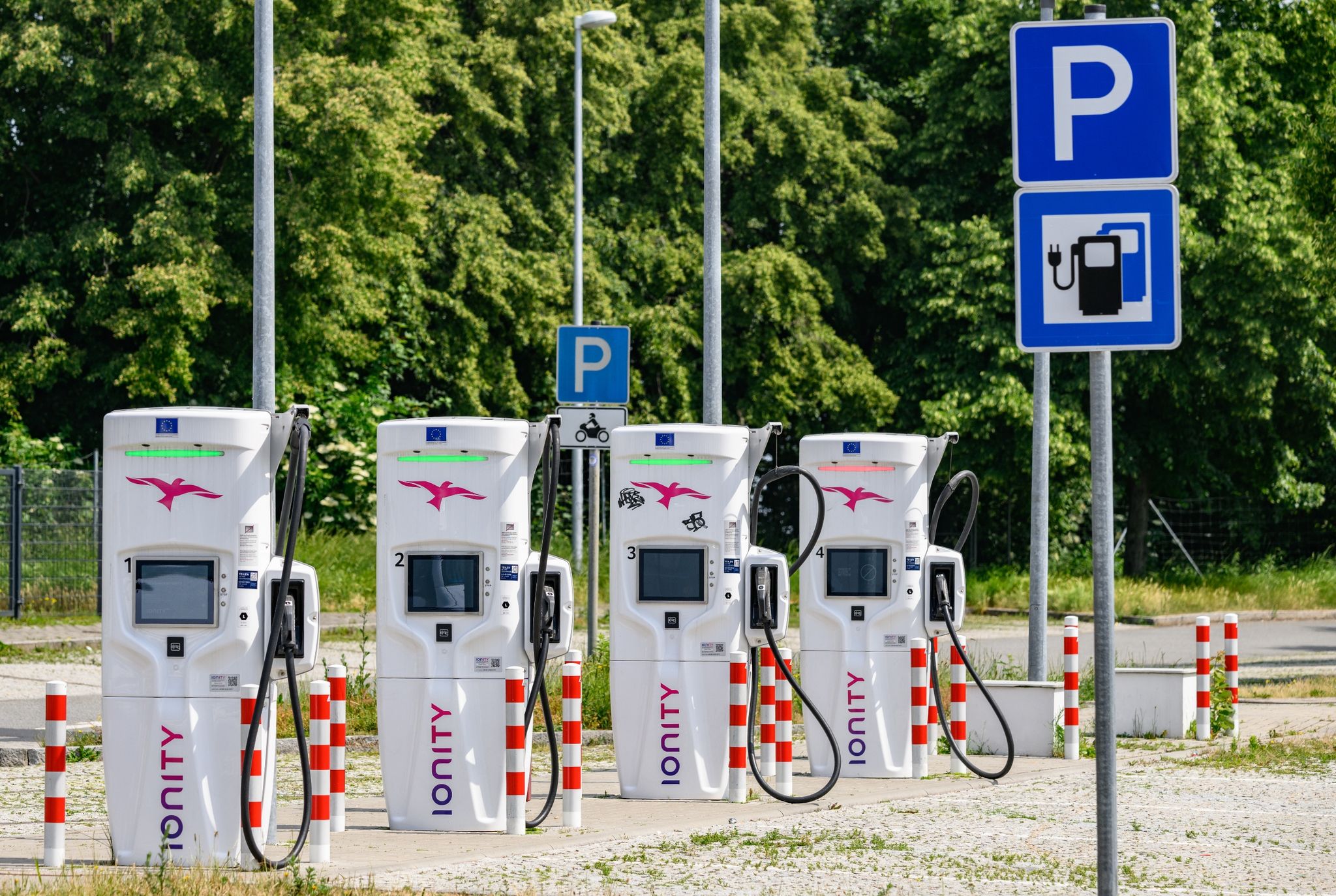 Halbjahresbilanz: Fast 100.000 Ladepunkte für E-Autos