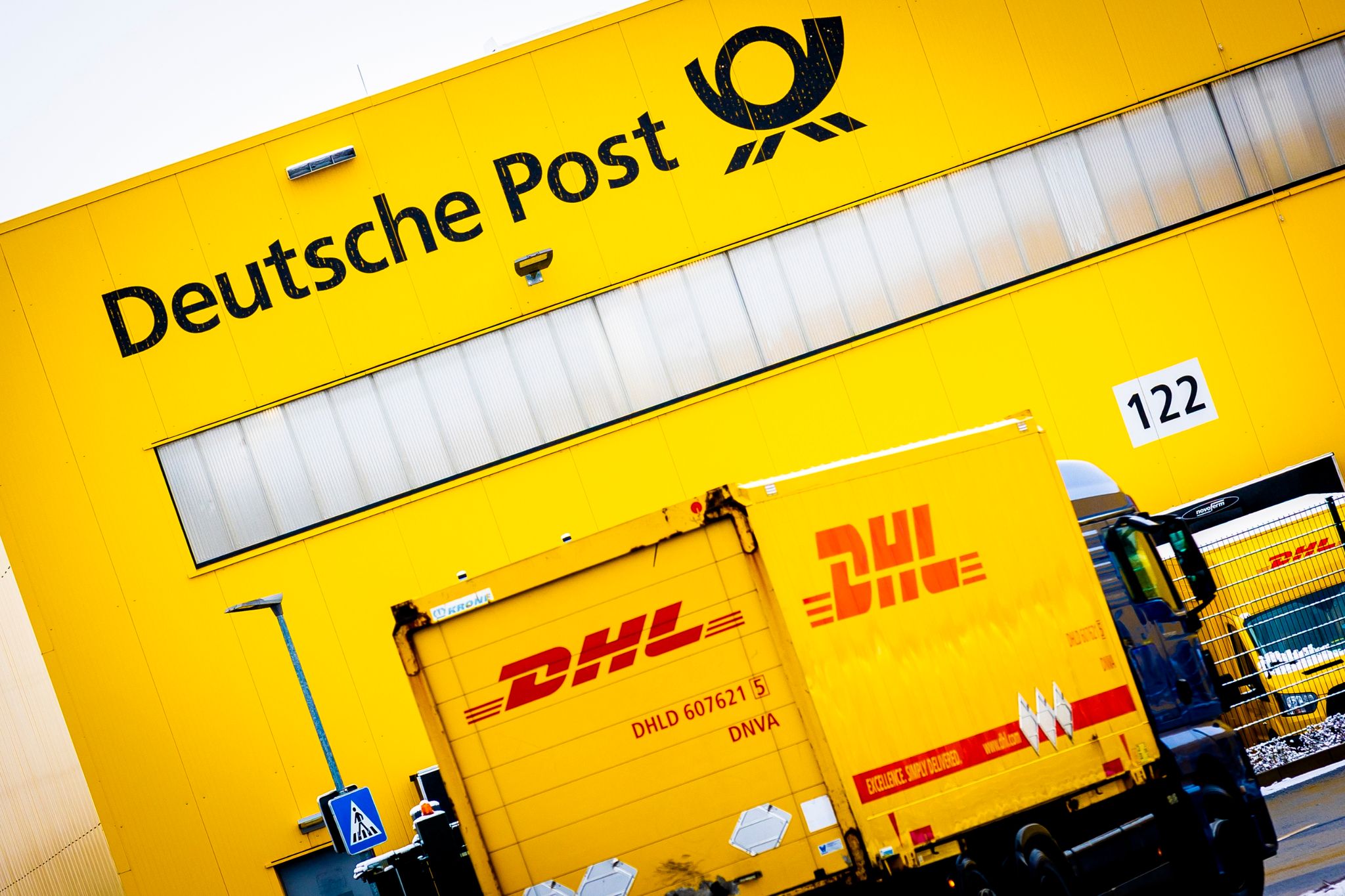 DHL setzt auf Briefmarken- und Paket-Automaten