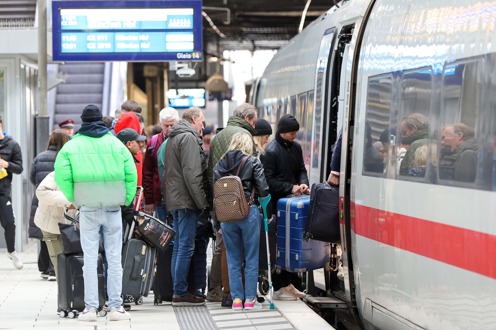Bahnverkehr läuft wieder – Am Freitag wohl volle Züge
