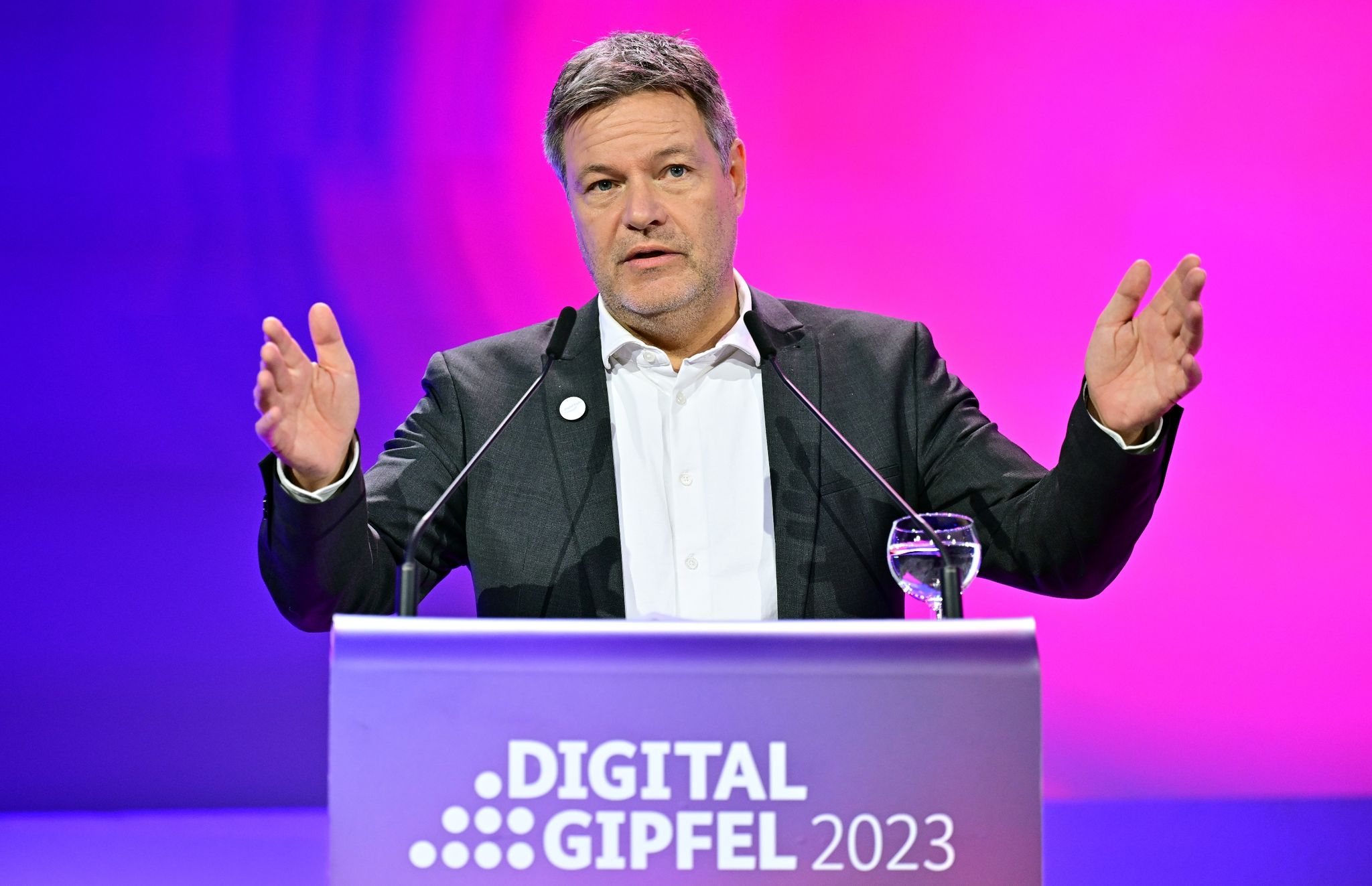 Streit um Chancen und Risiken von KI auf Digital-Gipfel