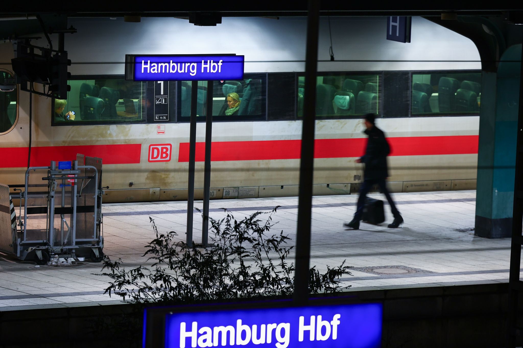 Warnstreik legt Bahnverkehr weitgehend lahm