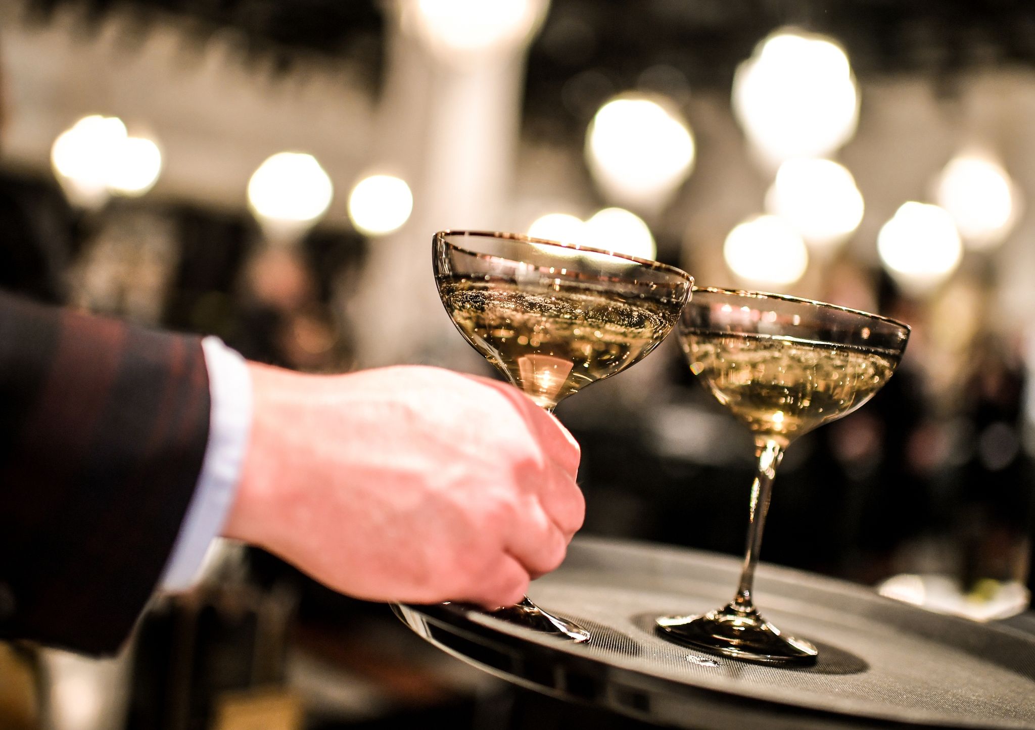 Menschen in Frankreich sparen bei Champagner und Pastete