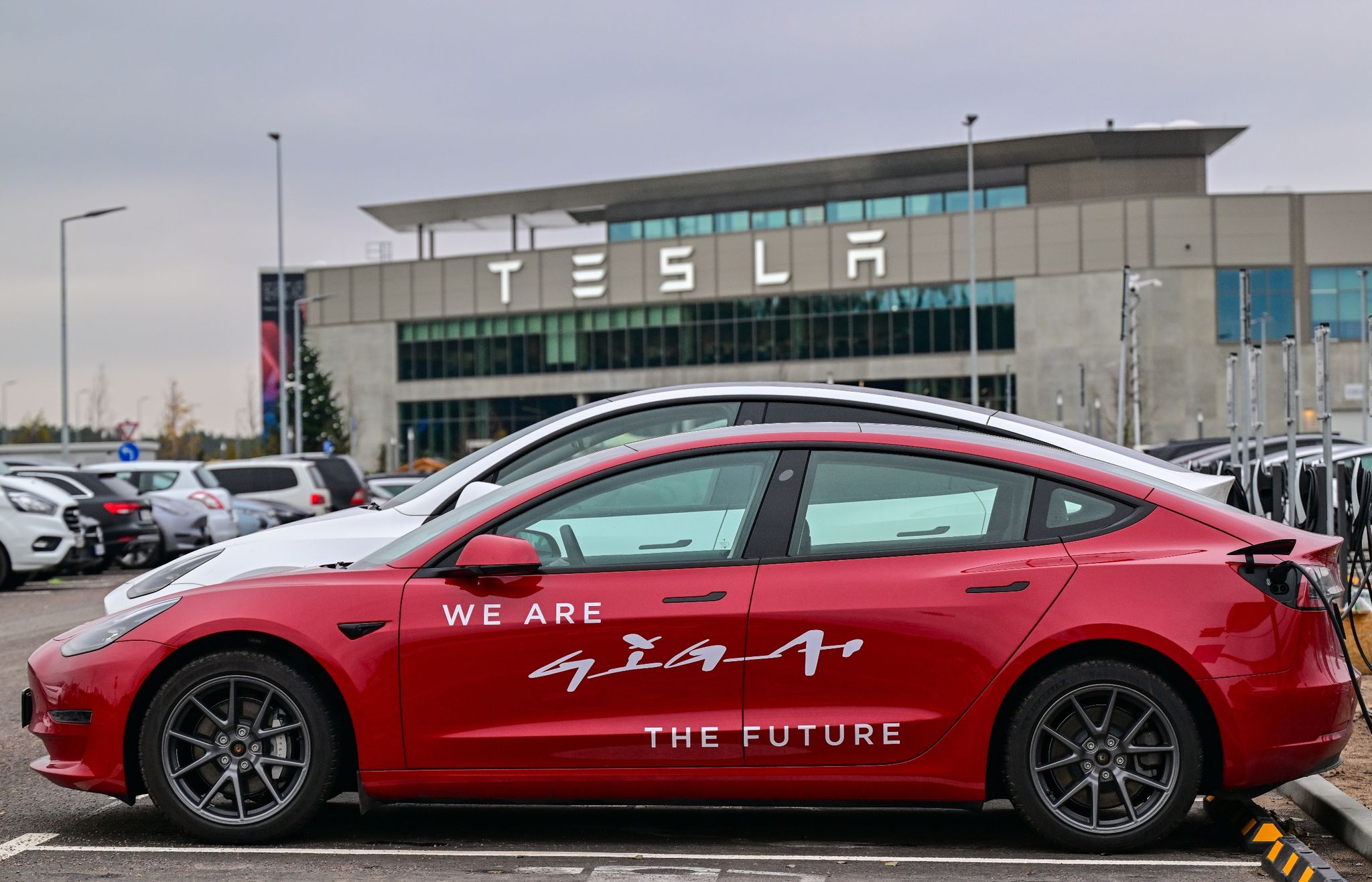 Tesla hofft auf schnelles Tempo für Ausbau der Fabrik