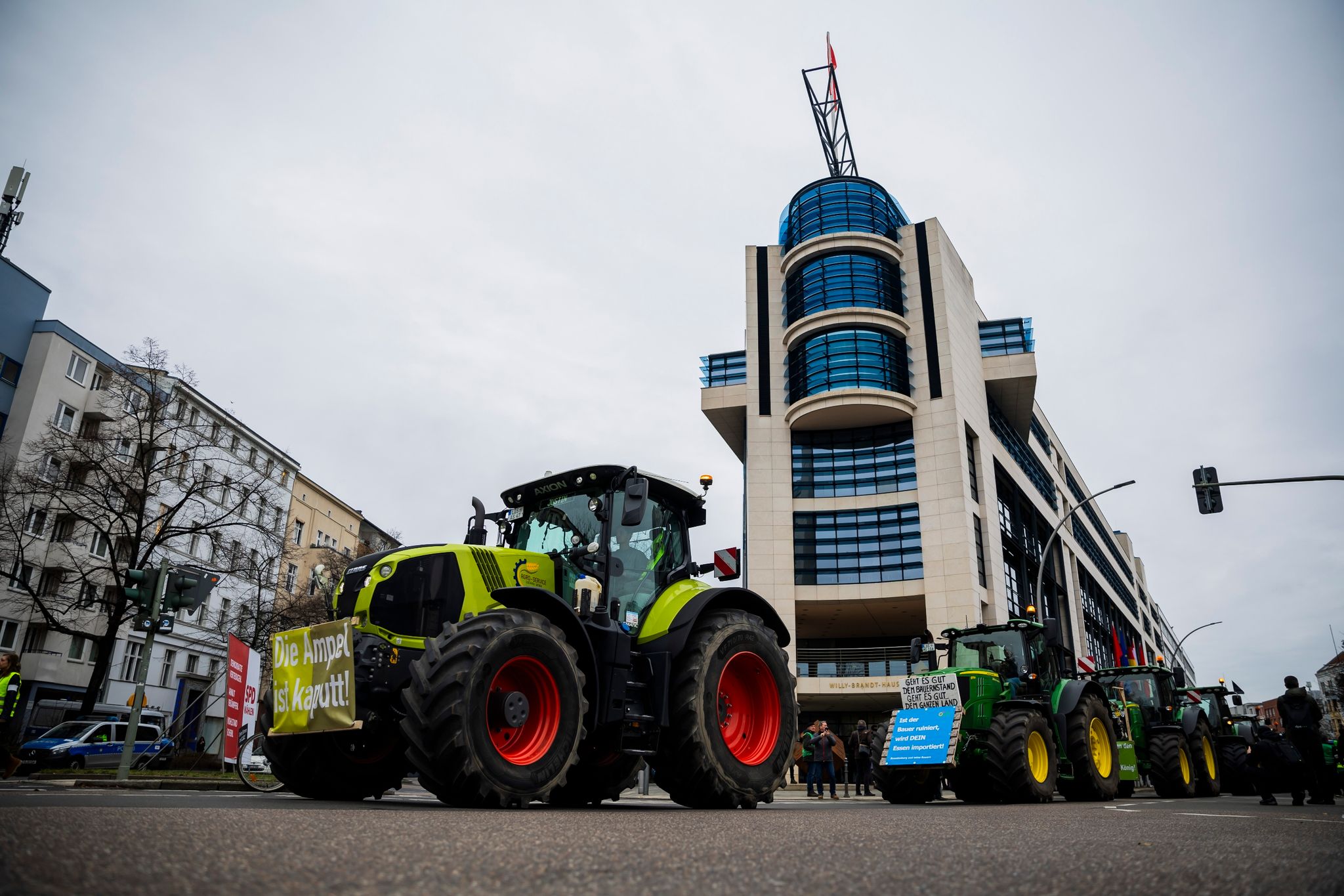 Bauern protestieren mit 250 Traktoren vor Parteizentralen