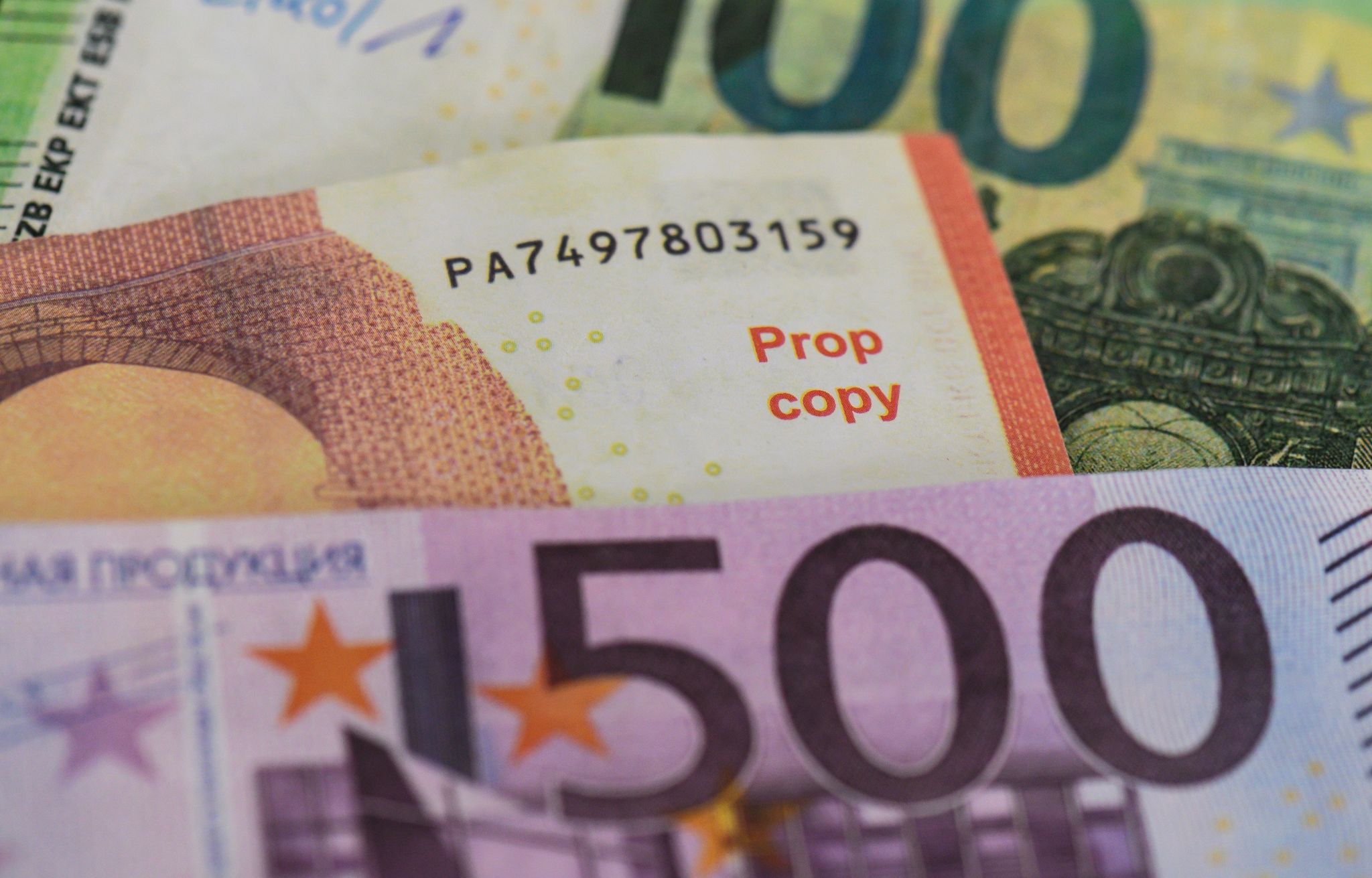 Betrug mit Falschgeld im großen Stil – Doppeltes Pech