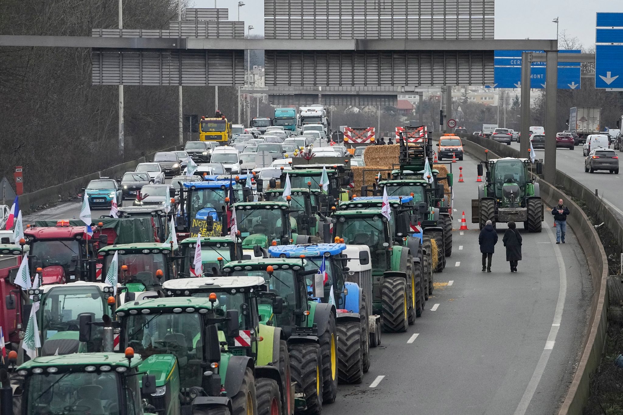 Bauern blockieren Autobahn an deutsch-französischer Grenze