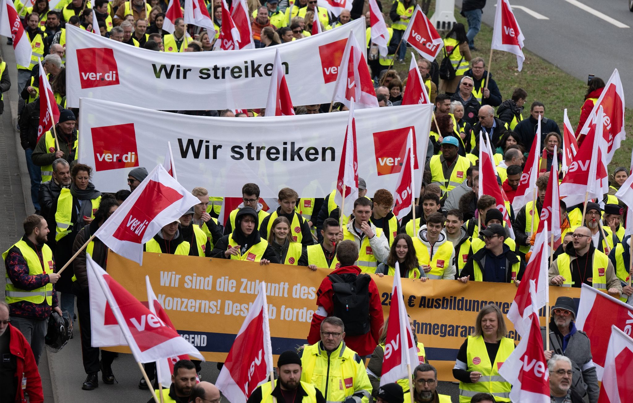 Hunderte Lufthansa-Flüge fallen wegen Warnstreik aus