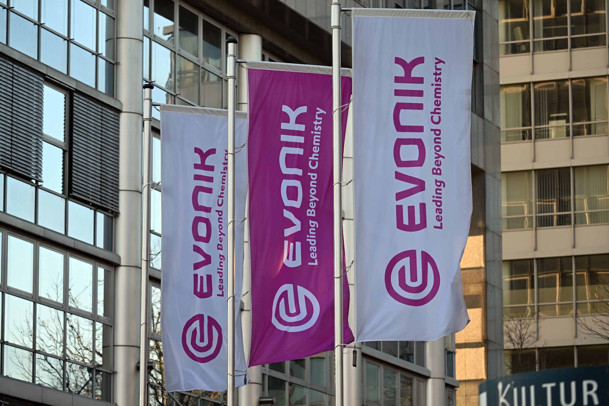 Chemiekonzern Evonik will weltweit 2000 Stellen abbauen