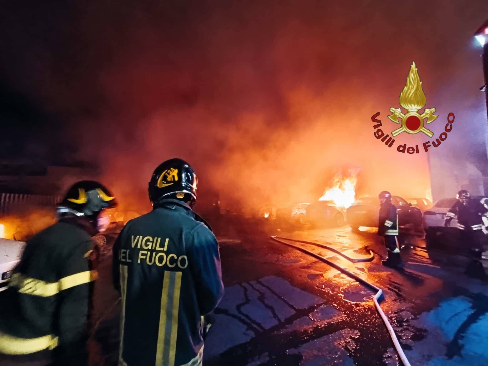 Mehrere Teslas brennen in Rom – Brandstiftung möglich